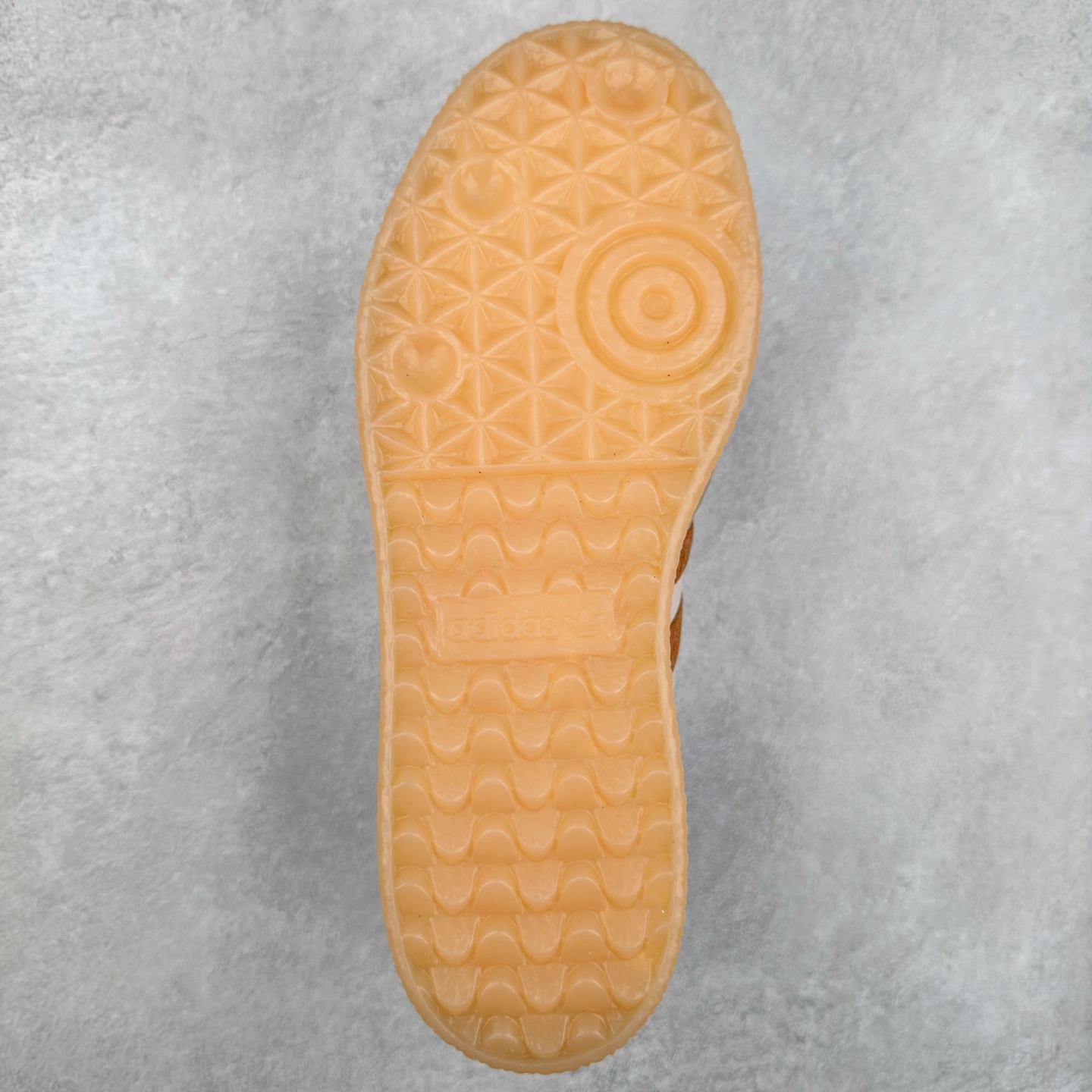 图片[9]-AD Samba XLG 桑巴舞加大厚底版系列德训风百搭松糕休闲运动板鞋生胶底 ID3737 自Originals Samba成功借势Blokecore风潮一跃成为街头巷尾的焦点鞋款后,不论是围绕Samba本身打造的各式「变种版本」,还是以Samba为蓝本打造联名鞋款,都成为了时尚潮流人士日常穿搭首选。Samba XLG是adidas Originals不断扩展XLG系列的一部分,旨在与年轻文化相契合,迎合那些希望通过个性时尚表达自我而不愿牺牲舒适度的年轻群体。街头时尚领域的Gen Z特别偏爱宽松的穿着风格。Samba XLG针对这一点做了创新。它在延续Samba OG经典设计的基础上,迎合年轻群体的穿着习惯,重塑为宽大的鞋身比例轮廓以及加厚中底,让消费者轻松展示自己独特的风格。全新的Samba XLG系列不仅迎合了当下年轻群体的穿搭习惯,加宽了鞋身比例以及将中底进一步增厚,在视觉比例上更加饱满,同时还保留了经典Samba的细节,这样一来,鞋迷朋友在穿搭上不仅能更加个性化,而且还能延续一定的复古感受。尺码：36 36⅔ 37⅓ 38 38⅔ 39⅓ 40 40⅔ 41⅓ 42 42⅔ 43⅓ 44 45-选品中心