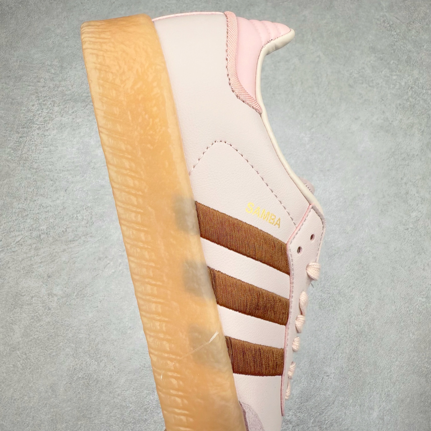 图片[6]-AD Samba XLG 桑巴舞加大厚底版系列德训风百搭松糕休闲运动板鞋生胶底 ID3737 自Originals Samba成功借势Blokecore风潮一跃成为街头巷尾的焦点鞋款后,不论是围绕Samba本身打造的各式「变种版本」,还是以Samba为蓝本打造联名鞋款,都成为了时尚潮流人士日常穿搭首选。Samba XLG是adidas Originals不断扩展XLG系列的一部分,旨在与年轻文化相契合,迎合那些希望通过个性时尚表达自我而不愿牺牲舒适度的年轻群体。街头时尚领域的Gen Z特别偏爱宽松的穿着风格。Samba XLG针对这一点做了创新。它在延续Samba OG经典设计的基础上,迎合年轻群体的穿着习惯,重塑为宽大的鞋身比例轮廓以及加厚中底,让消费者轻松展示自己独特的风格。全新的Samba XLG系列不仅迎合了当下年轻群体的穿搭习惯,加宽了鞋身比例以及将中底进一步增厚,在视觉比例上更加饱满,同时还保留了经典Samba的细节,这样一来,鞋迷朋友在穿搭上不仅能更加个性化,而且还能延续一定的复古感受。尺码：36 36⅔ 37⅓ 38 38⅔ 39⅓ 40 40⅔ 41⅓ 42 42⅔ 43⅓ 44 45-选品中心