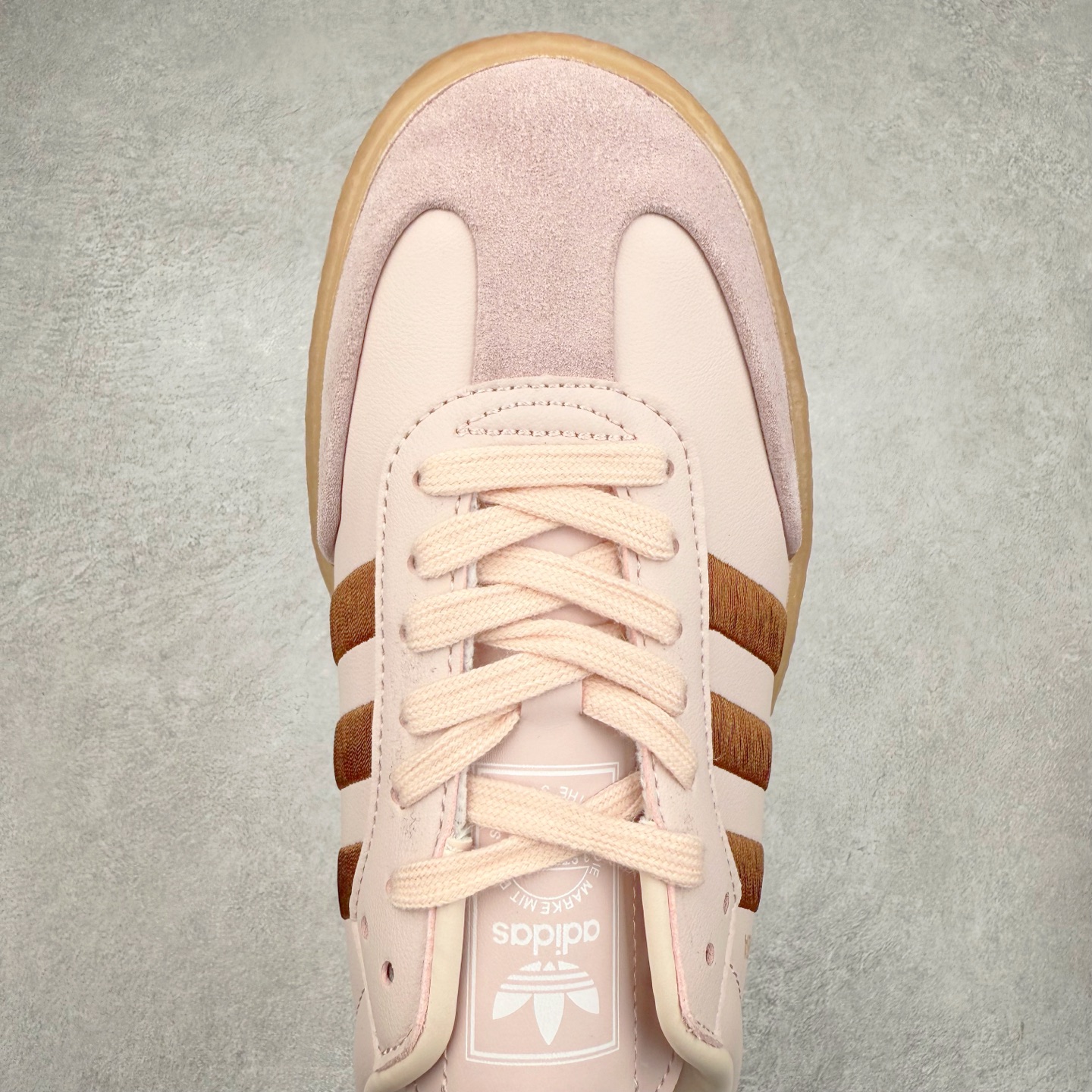 图片[4]-AD Samba XLG 桑巴舞加大厚底版系列德训风百搭松糕休闲运动板鞋生胶底 ID3737 自Originals Samba成功借势Blokecore风潮一跃成为街头巷尾的焦点鞋款后,不论是围绕Samba本身打造的各式「变种版本」,还是以Samba为蓝本打造联名鞋款,都成为了时尚潮流人士日常穿搭首选。Samba XLG是adidas Originals不断扩展XLG系列的一部分,旨在与年轻文化相契合,迎合那些希望通过个性时尚表达自我而不愿牺牲舒适度的年轻群体。街头时尚领域的Gen Z特别偏爱宽松的穿着风格。Samba XLG针对这一点做了创新。它在延续Samba OG经典设计的基础上,迎合年轻群体的穿着习惯,重塑为宽大的鞋身比例轮廓以及加厚中底,让消费者轻松展示自己独特的风格。全新的Samba XLG系列不仅迎合了当下年轻群体的穿搭习惯,加宽了鞋身比例以及将中底进一步增厚,在视觉比例上更加饱满,同时还保留了经典Samba的细节,这样一来,鞋迷朋友在穿搭上不仅能更加个性化,而且还能延续一定的复古感受。尺码：36 36⅔ 37⅓ 38 38⅔ 39⅓ 40 40⅔ 41⅓ 42 42⅔ 43⅓ 44 45-选品中心