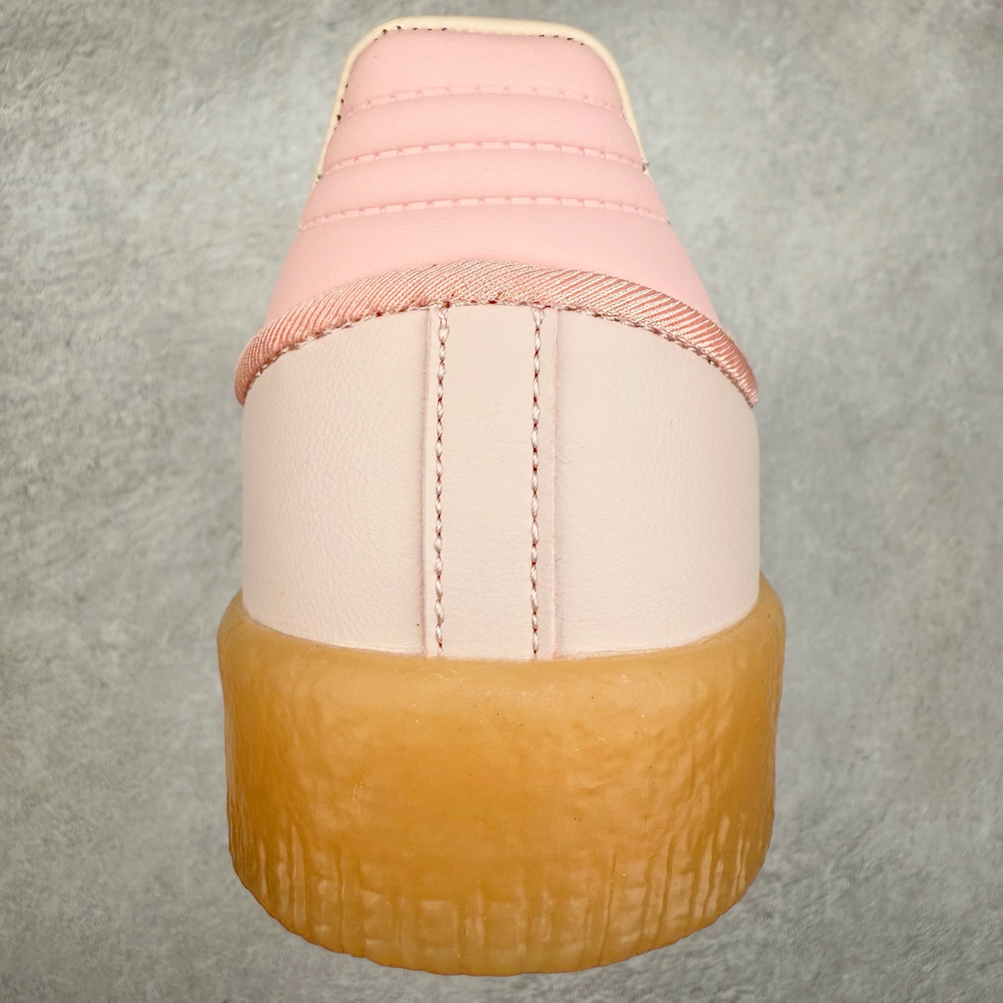 图片[8]-AD Samba XLG 桑巴舞加大厚底版系列德训风百搭松糕休闲运动板鞋生胶底 ID3737 自Originals Samba成功借势Blokecore风潮一跃成为街头巷尾的焦点鞋款后,不论是围绕Samba本身打造的各式「变种版本」,还是以Samba为蓝本打造联名鞋款,都成为了时尚潮流人士日常穿搭首选。Samba XLG是adidas Originals不断扩展XLG系列的一部分,旨在与年轻文化相契合,迎合那些希望通过个性时尚表达自我而不愿牺牲舒适度的年轻群体。街头时尚领域的Gen Z特别偏爱宽松的穿着风格。Samba XLG针对这一点做了创新。它在延续Samba OG经典设计的基础上,迎合年轻群体的穿着习惯,重塑为宽大的鞋身比例轮廓以及加厚中底,让消费者轻松展示自己独特的风格。全新的Samba XLG系列不仅迎合了当下年轻群体的穿搭习惯,加宽了鞋身比例以及将中底进一步增厚,在视觉比例上更加饱满,同时还保留了经典Samba的细节,这样一来,鞋迷朋友在穿搭上不仅能更加个性化,而且还能延续一定的复古感受。尺码：36 36⅔ 37⅓ 38 38⅔ 39⅓ 40 40⅔ 41⅓ 42 42⅔ 43⅓ 44 45-选品中心