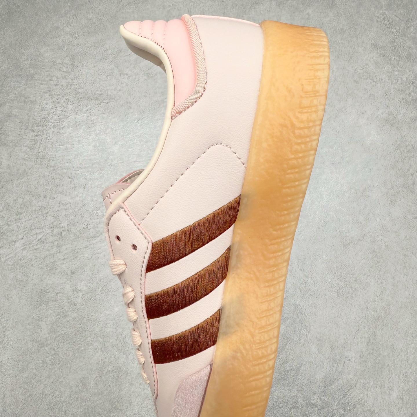 图片[7]-AD Samba XLG 桑巴舞加大厚底版系列德训风百搭松糕休闲运动板鞋生胶底 ID3737 自Originals Samba成功借势Blokecore风潮一跃成为街头巷尾的焦点鞋款后,不论是围绕Samba本身打造的各式「变种版本」,还是以Samba为蓝本打造联名鞋款,都成为了时尚潮流人士日常穿搭首选。Samba XLG是adidas Originals不断扩展XLG系列的一部分,旨在与年轻文化相契合,迎合那些希望通过个性时尚表达自我而不愿牺牲舒适度的年轻群体。街头时尚领域的Gen Z特别偏爱宽松的穿着风格。Samba XLG针对这一点做了创新。它在延续Samba OG经典设计的基础上,迎合年轻群体的穿着习惯,重塑为宽大的鞋身比例轮廓以及加厚中底,让消费者轻松展示自己独特的风格。全新的Samba XLG系列不仅迎合了当下年轻群体的穿搭习惯,加宽了鞋身比例以及将中底进一步增厚,在视觉比例上更加饱满,同时还保留了经典Samba的细节,这样一来,鞋迷朋友在穿搭上不仅能更加个性化,而且还能延续一定的复古感受。尺码：36 36⅔ 37⅓ 38 38⅔ 39⅓ 40 40⅔ 41⅓ 42 42⅔ 43⅓ 44 45-选品中心