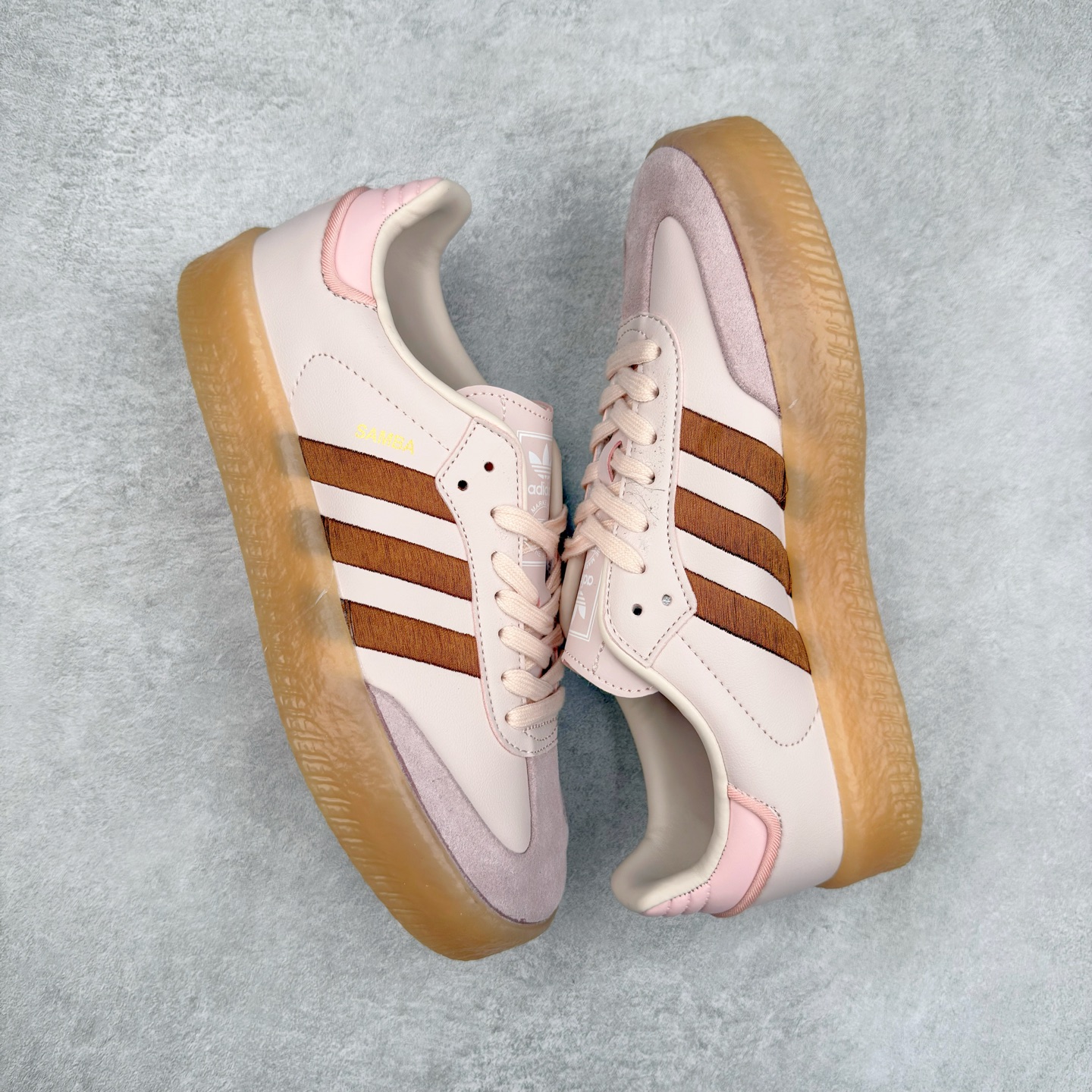 图片[3]-AD Samba XLG 桑巴舞加大厚底版系列德训风百搭松糕休闲运动板鞋生胶底 ID3737 自Originals Samba成功借势Blokecore风潮一跃成为街头巷尾的焦点鞋款后,不论是围绕Samba本身打造的各式「变种版本」,还是以Samba为蓝本打造联名鞋款,都成为了时尚潮流人士日常穿搭首选。Samba XLG是adidas Originals不断扩展XLG系列的一部分,旨在与年轻文化相契合,迎合那些希望通过个性时尚表达自我而不愿牺牲舒适度的年轻群体。街头时尚领域的Gen Z特别偏爱宽松的穿着风格。Samba XLG针对这一点做了创新。它在延续Samba OG经典设计的基础上,迎合年轻群体的穿着习惯,重塑为宽大的鞋身比例轮廓以及加厚中底,让消费者轻松展示自己独特的风格。全新的Samba XLG系列不仅迎合了当下年轻群体的穿搭习惯,加宽了鞋身比例以及将中底进一步增厚,在视觉比例上更加饱满,同时还保留了经典Samba的细节,这样一来,鞋迷朋友在穿搭上不仅能更加个性化,而且还能延续一定的复古感受。尺码：36 36⅔ 37⅓ 38 38⅔ 39⅓ 40 40⅔ 41⅓ 42 42⅔ 43⅓ 44 45-选品中心