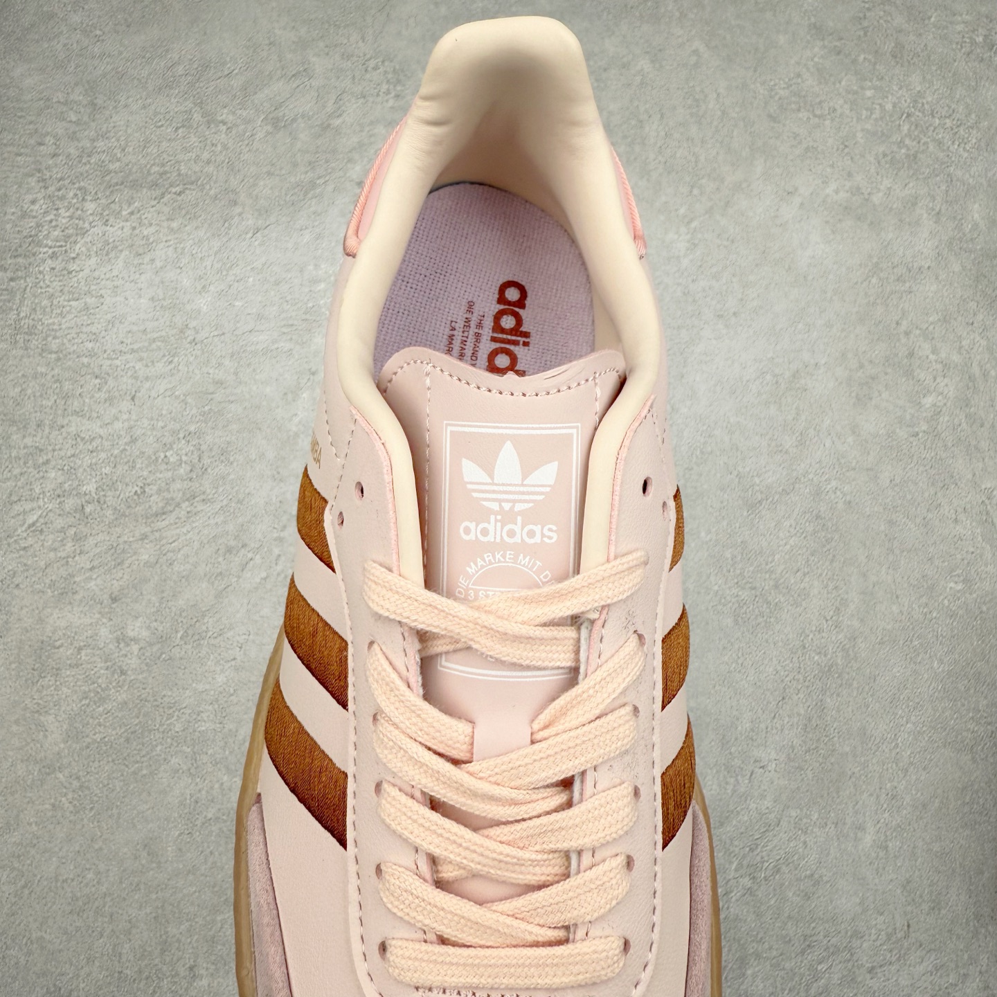 图片[5]-AD Samba XLG 桑巴舞加大厚底版系列德训风百搭松糕休闲运动板鞋生胶底 ID3737 自Originals Samba成功借势Blokecore风潮一跃成为街头巷尾的焦点鞋款后,不论是围绕Samba本身打造的各式「变种版本」,还是以Samba为蓝本打造联名鞋款,都成为了时尚潮流人士日常穿搭首选。Samba XLG是adidas Originals不断扩展XLG系列的一部分,旨在与年轻文化相契合,迎合那些希望通过个性时尚表达自我而不愿牺牲舒适度的年轻群体。街头时尚领域的Gen Z特别偏爱宽松的穿着风格。Samba XLG针对这一点做了创新。它在延续Samba OG经典设计的基础上,迎合年轻群体的穿着习惯,重塑为宽大的鞋身比例轮廓以及加厚中底,让消费者轻松展示自己独特的风格。全新的Samba XLG系列不仅迎合了当下年轻群体的穿搭习惯,加宽了鞋身比例以及将中底进一步增厚,在视觉比例上更加饱满,同时还保留了经典Samba的细节,这样一来,鞋迷朋友在穿搭上不仅能更加个性化,而且还能延续一定的复古感受。尺码：36 36⅔ 37⅓ 38 38⅔ 39⅓ 40 40⅔ 41⅓ 42 42⅔ 43⅓ 44 45-选品中心