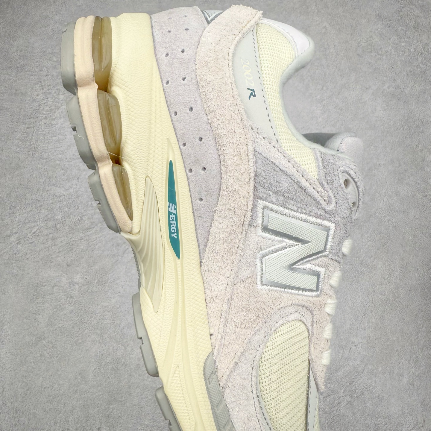 图片[6]-＃DT New Balance 2002R NB2002 男女休闲慢跑鞋 必备的时髦单品之一 最新出的2002R系列 这款延续了经典科技 升级版N-ERGY缓震物料机能与材质上脚太舒适了 鞋面的柔软麂皮搭配尼龙网布 特别透气而且还复古感 不管是搭配牛仔裤还工装裤都是百搭！小红书众多博主上脚推荐！尺码：36 36.5 37.5 38 38.5 39.5 40 40.5 41 42 42.5 43 44 45-选品中心