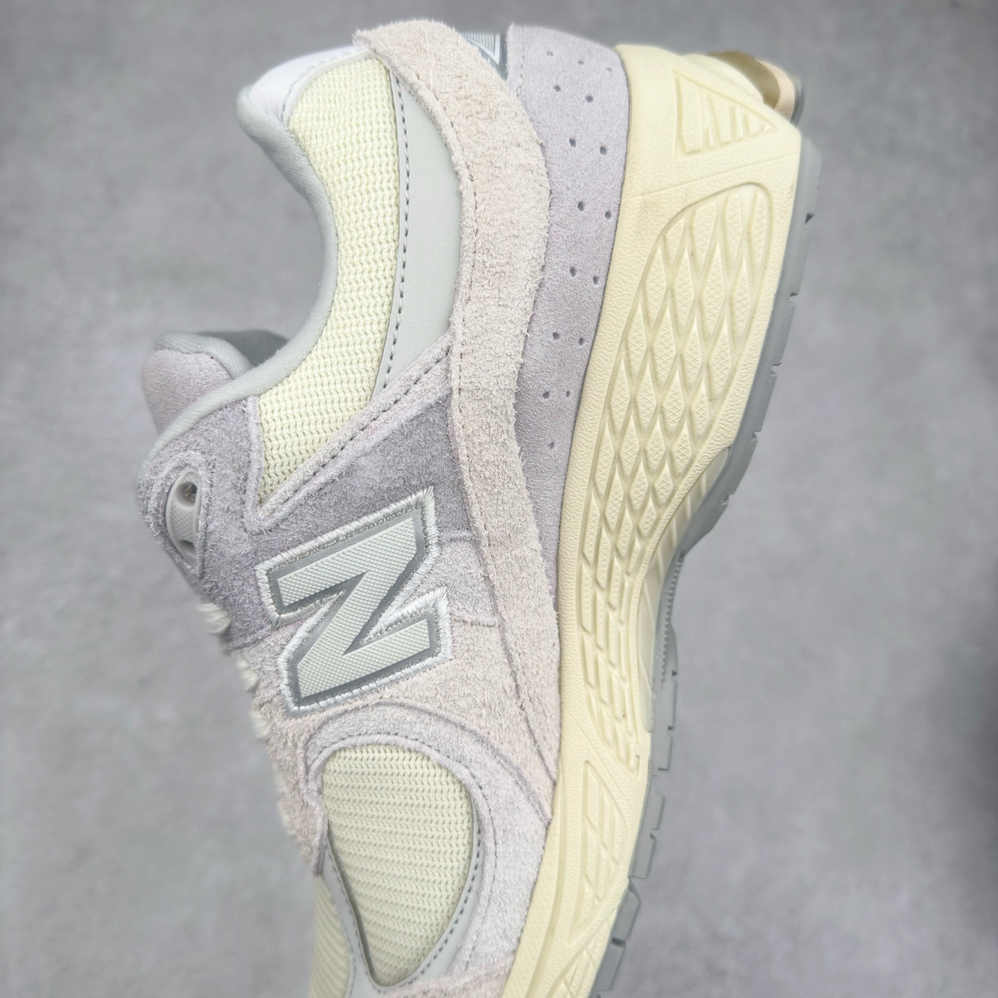 图片[7]-＃DT New Balance 2002R NB2002 男女休闲慢跑鞋 必备的时髦单品之一 最新出的2002R系列 这款延续了经典科技 升级版N-ERGY缓震物料机能与材质上脚太舒适了 鞋面的柔软麂皮搭配尼龙网布 特别透气而且还复古感 不管是搭配牛仔裤还工装裤都是百搭！小红书众多博主上脚推荐！尺码：36 36.5 37.5 38 38.5 39.5 40 40.5 41 42 42.5 43 44 45-选品中心