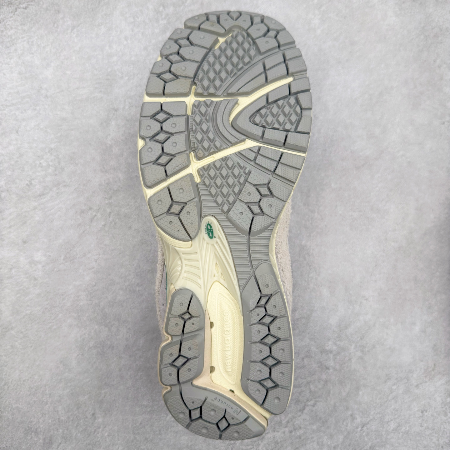 图片[9]-＃DT New Balance 2002R NB2002 男女休闲慢跑鞋 必备的时髦单品之一 最新出的2002R系列 这款延续了经典科技 升级版N-ERGY缓震物料机能与材质上脚太舒适了 鞋面的柔软麂皮搭配尼龙网布 特别透气而且还复古感 不管是搭配牛仔裤还工装裤都是百搭！小红书众多博主上脚推荐！尺码：36 36.5 37.5 38 38.5 39.5 40 40.5 41 42 42.5 43 44 45-选品中心