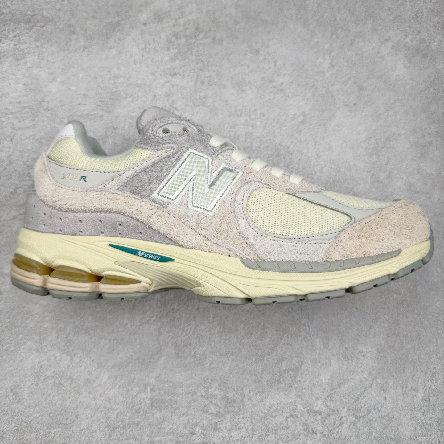 ＃DT New Balance 2002R NB2002 男女休闲慢跑鞋 必备的时髦单品之一 最新出的2002R系列 这款延续了经典科技 升级版N-ERGY缓震物料机能与材质上脚太舒适了 鞋面的柔软麂皮搭配尼龙网布 特别透气而且还复古感 不管是搭配牛仔裤还工装裤都是百搭！小红书众多博主上脚推荐！尺码：36 36.5 37.5 38 38.5 39.5 40 40.5 41 42 42.5 43 44 45-选品中心
