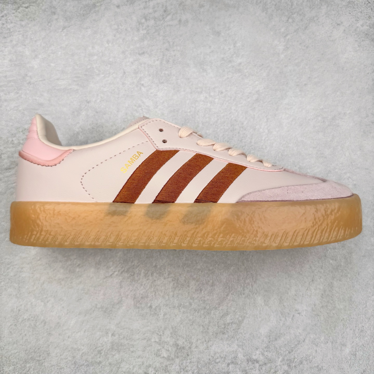 AD Samba XLG 桑巴舞加大厚底版系列德训风百搭松糕休闲运动板鞋生胶底 ID3737 自Originals Samba成功借势Blokecore风潮一跃成为街头巷尾的焦点鞋款后,不论是围绕Samba本身打造的各式「变种版本」,还是以Samba为蓝本打造联名鞋款,都成为了时尚潮流人士日常穿搭首选。Samba XLG是adidas Originals不断扩展XLG系列的一部分,旨在与年轻文化相契合,迎合那些希望通过个性时尚表达自我而不愿牺牲舒适度的年轻群体。街头时尚领域的Gen Z特别偏爱宽松的穿着风格。Samba XLG针对这一点做了创新。它在延续Samba OG经典设计的基础上,迎合年轻群体的穿着习惯,重塑为宽大的鞋身比例轮廓以及加厚中底,让消费者轻松展示自己独特的风格。全新的Samba XLG系列不仅迎合了当下年轻群体的穿搭习惯,加宽了鞋身比例以及将中底进一步增厚,在视觉比例上更加饱满,同时还保留了经典Samba的细节,这样一来,鞋迷朋友在穿搭上不仅能更加个性化,而且还能延续一定的复古感受。尺码：36 36⅔ 37⅓ 38 38⅔ 39⅓ 40 40⅔ 41⅓ 42 42⅔ 43⅓ 44 45-选品中心