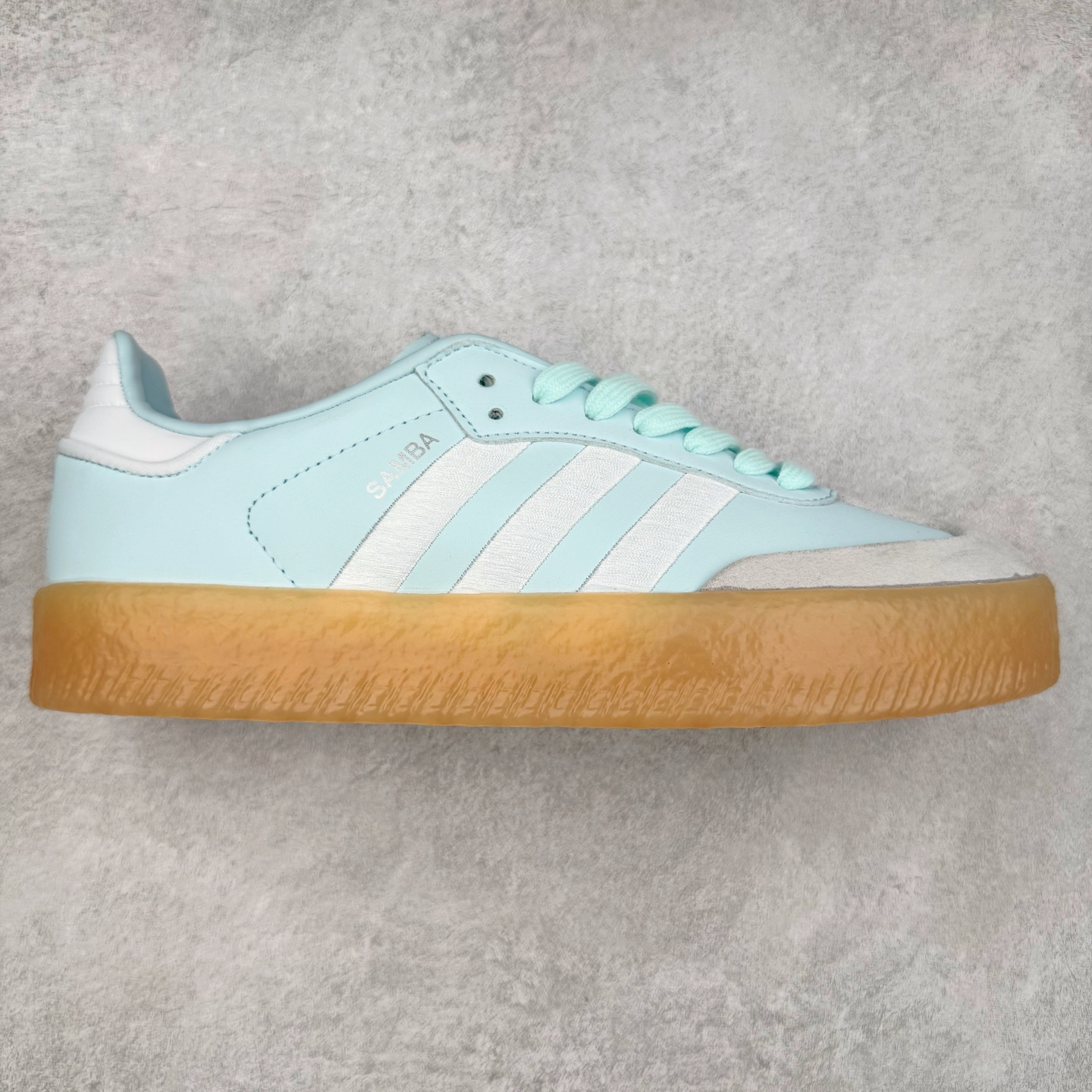 AD Samba XLG 桑巴舞加大厚底版系列德训风百搭松糕休闲运动板鞋生胶底 ID0435 自Originals Samba成功借势Blokecore风潮一跃成为街头巷尾的焦点鞋款后,不论是围绕Samba本身打造的各式「变种版本」,还是以Samba为蓝本打造联名鞋款,都成为了时尚潮流人士日常穿搭首选。Samba XLG是adidas Originals不断扩展XLG系列的一部分,旨在与年轻文化相契合,迎合那些希望通过个性时尚表达自我而不愿牺牲舒适度的年轻群体。街头时尚领域的Gen Z特别偏爱宽松的穿着风格。Samba XLG针对这一点做了创新。它在延续Samba OG经典设计的基础上,迎合年轻群体的穿着习惯,重塑为宽大的鞋身比例轮廓以及加厚中底,让消费者轻松展示自己独特的风格。全新的Samba XLG系列不仅迎合了当下年轻群体的穿搭习惯,加宽了鞋身比例以及将中底进一步增厚,在视觉比例上更加饱满,同时还保留了经典Samba的细节,这样一来,鞋迷朋友在穿搭上不仅能更加个性化,而且还能延续一定的复古感受。尺码：36 36⅔ 37⅓ 38 38⅔ 39⅓ 40 40⅔ 41⅓ 42 42⅔ 43⅓ 44 45-选品中心