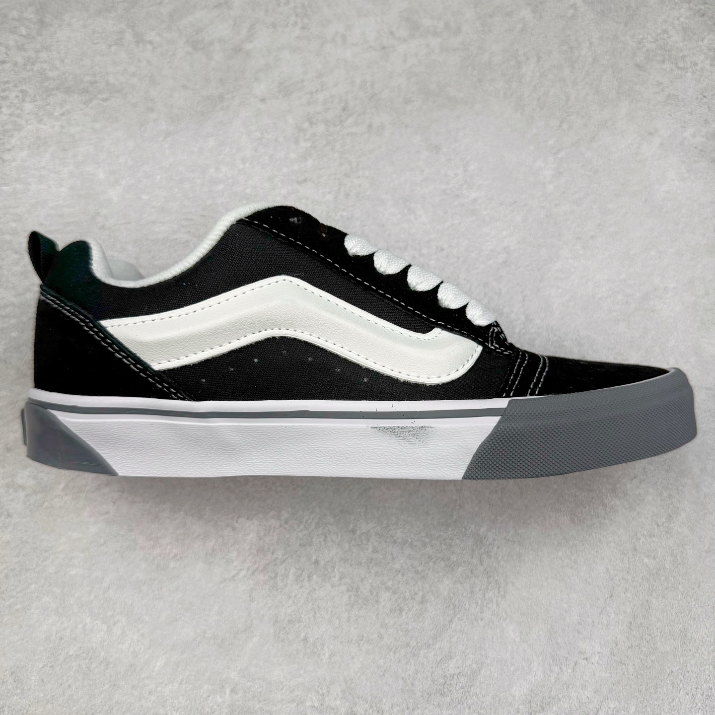 Vans Knu Skool 黑白灰生胶 官方新款 复古休闲胖胖面包鞋 肥胖版大Logo 原版全皮猪八面料 尺码:35 36 36.5 37 38 38.5 39 40 40.5 41 42 42.5 43 44 工艺:硫化1:1(重量1:1、真标、原钢印、材质标、鞋型标、合格证)-选品中心