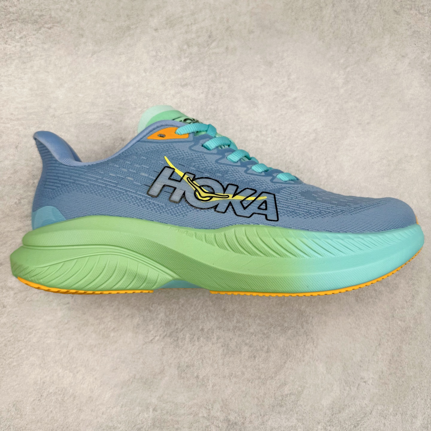 ＃特价福利 HOKA ONE ONE MACH 马赫6 柔软舒适Y2K复古跑鞋防滑耐磨低帮跑步鞋 鞋面上部使用了编织紧密的单层提花网纱（Creel Jacquard）针织技术，虽然初穿时中足部位包裹稍显紧绷，但在几次穿着跑步后会好转，材料舒适贴合，无热点或刺激现象出现。鞋带系统标准配置，鞋带质量理想，鞋舌薄而填充少，内外两侧完全接合，能很好地包裹足部。Mach 6的中底摒弃了先前Mach 5所使用的PROFLY+双层中底和橡胶化泡沫，转而采用全新的SCF（超级临界泡沫）EVA材料，该材料为跑者提供了更明显的回弹感，在落地时能够快速反弹推离地面。相较于Mach 5的软弹着地感，Mach 6带来了一种显著不同的跑步体验。尺码：36 36.5 37.5 38 38.5 39 40 40.5 41 42 42.5 43 44 44.5 45-选品中心