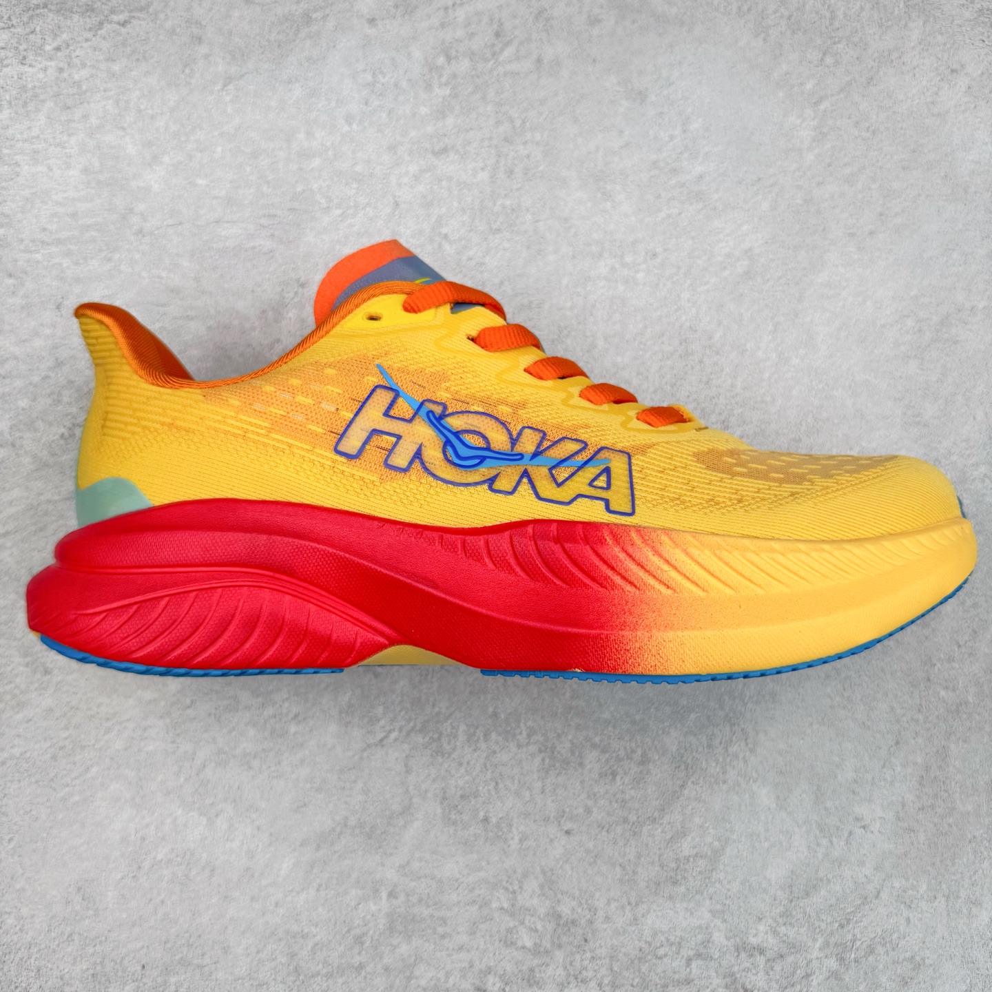 ＃特价福利 HOKA ONE ONE MACH 马赫6 柔软舒适Y2K复古跑鞋防滑耐磨低帮跑步鞋 鞋面上部使用了编织紧密的单层提花网纱（Creel Jacquard）针织技术，虽然初穿时中足部位包裹稍显紧绷，但在几次穿着跑步后会好转，材料舒适贴合，无热点或刺激现象出现。鞋带系统标准配置，鞋带质量理想，鞋舌薄而填充少，内外两侧完全接合，能很好地包裹足部。Mach 6的中底摒弃了先前Mach 5所使用的PROFLY+双层中底和橡胶化泡沫，转而采用全新的SCF（超级临界泡沫）EVA材料，该材料为跑者提供了更明显的回弹感，在落地时能够快速反弹推离地面。相较于Mach 5的软弹着地感，Mach 6带来了一种显著不同的跑步体验。尺码：36 36.5 37.5 38 38.5 39 40 40.5 41 42 42.5 43 44 44.5 45-选品中心