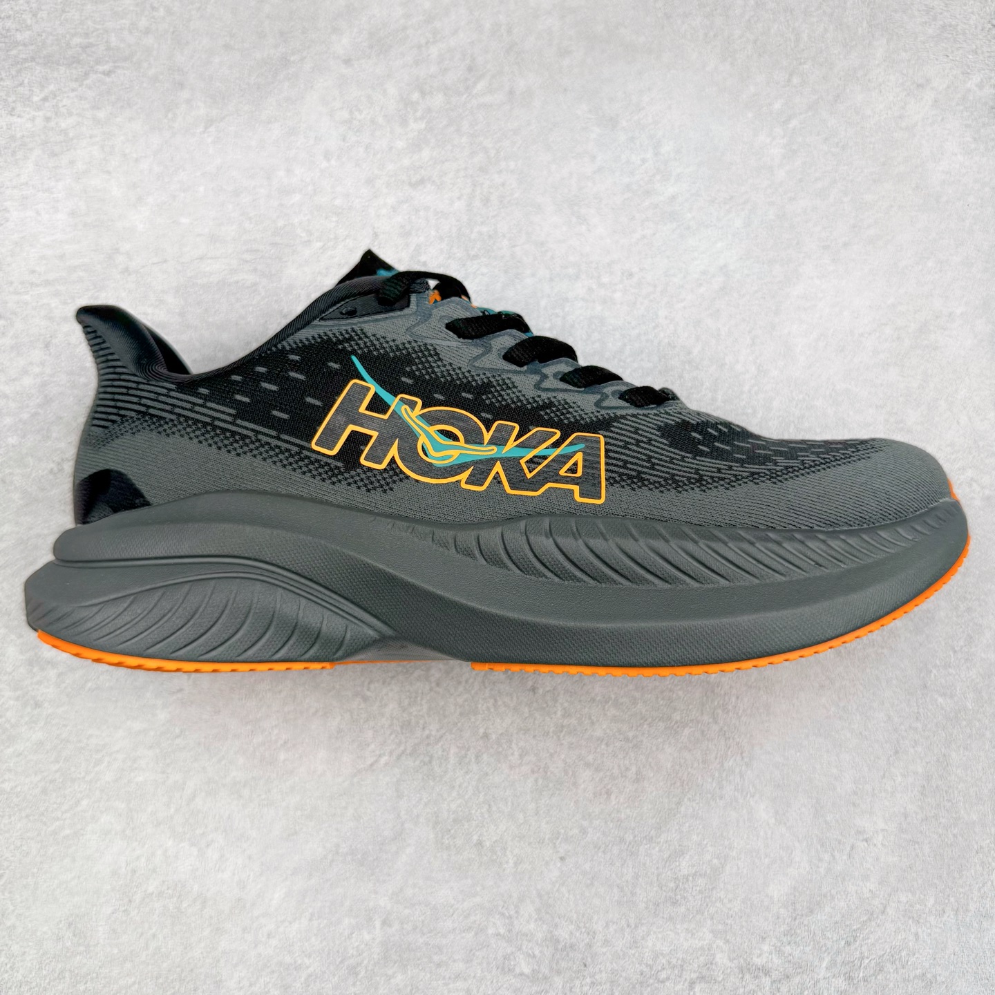 ＃特价福利 HOKA ONE ONE MACH 马赫6 柔软舒适Y2K复古跑鞋防滑耐磨低帮跑步鞋 鞋面上部使用了编织紧密的单层提花网纱（Creel Jacquard）针织技术，虽然初穿时中足部位包裹稍显紧绷，但在几次穿着跑步后会好转，材料舒适贴合，无热点或刺激现象出现。鞋带系统标准配置，鞋带质量理想，鞋舌薄而填充少，内外两侧完全接合，能很好地包裹足部。Mach 6的中底摒弃了先前Mach 5所使用的PROFLY+双层中底和橡胶化泡沫，转而采用全新的SCF（超级临界泡沫）EVA材料，该材料为跑者提供了更明显的回弹感，在落地时能够快速反弹推离地面。相较于Mach 5的软弹着地感，Mach 6带来了一种显著不同的跑步体验。尺码：36 36.5 37.5 38 38.5 39 40 40.5 41 42 42.5 43 44 44.5 45-选品中心