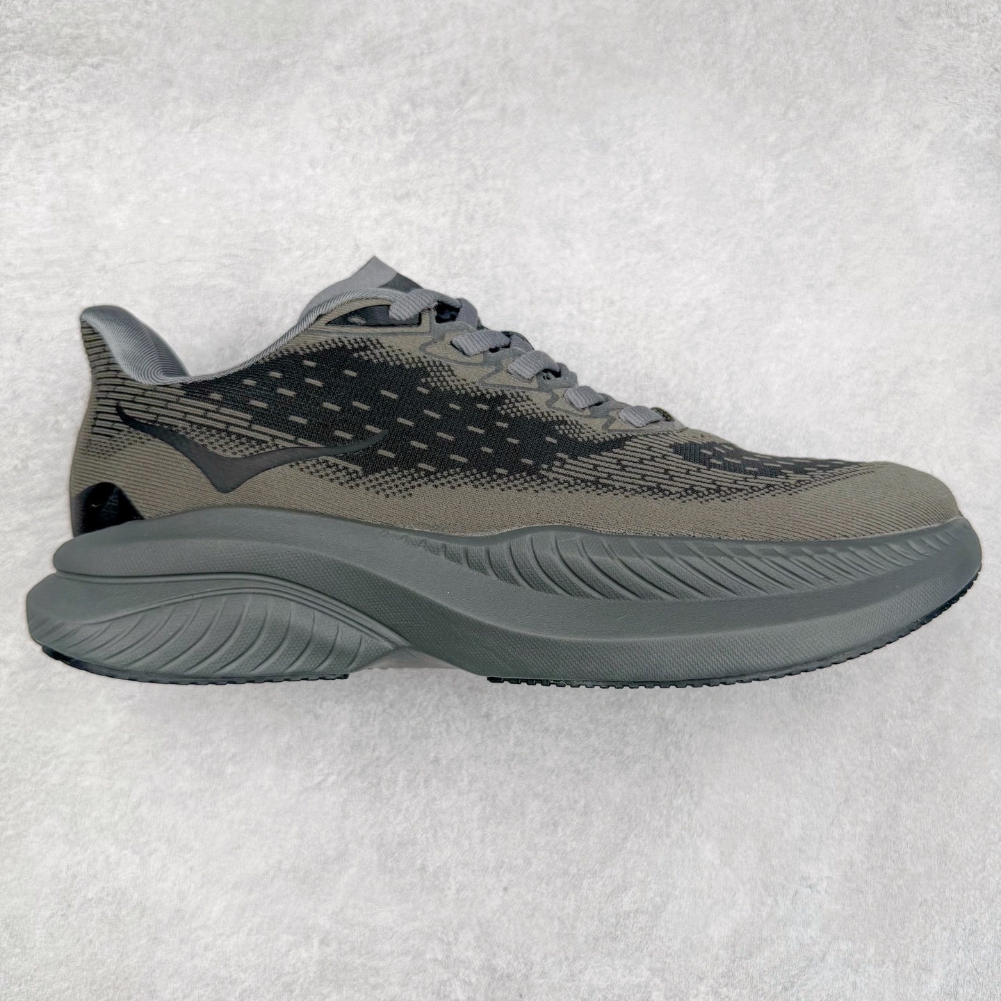 ＃特价福利 HOKA ONE ONE MACH 马赫6 柔软舒适Y2K复古跑鞋防滑耐磨低帮跑步鞋 鞋面上部使用了编织紧密的单层提花网纱（Creel Jacquard）针织技术，虽然初穿时中足部位包裹稍显紧绷，但在几次穿着跑步后会好转，材料舒适贴合，无热点或刺激现象出现。鞋带系统标准配置，鞋带质量理想，鞋舌薄而填充少，内外两侧完全接合，能很好地包裹足部。Mach 6的中底摒弃了先前Mach 5所使用的PROFLY+双层中底和橡胶化泡沫，转而采用全新的SCF（超级临界泡沫）EVA材料，该材料为跑者提供了更明显的回弹感，在落地时能够快速反弹推离地面。相较于Mach 5的软弹着地感，Mach 6带来了一种显著不同的跑步体验。尺码：36 36.5 37.5 38 38.5 39 40 40.5 41 42 42.5 43 44 44.5 45-选品中心
