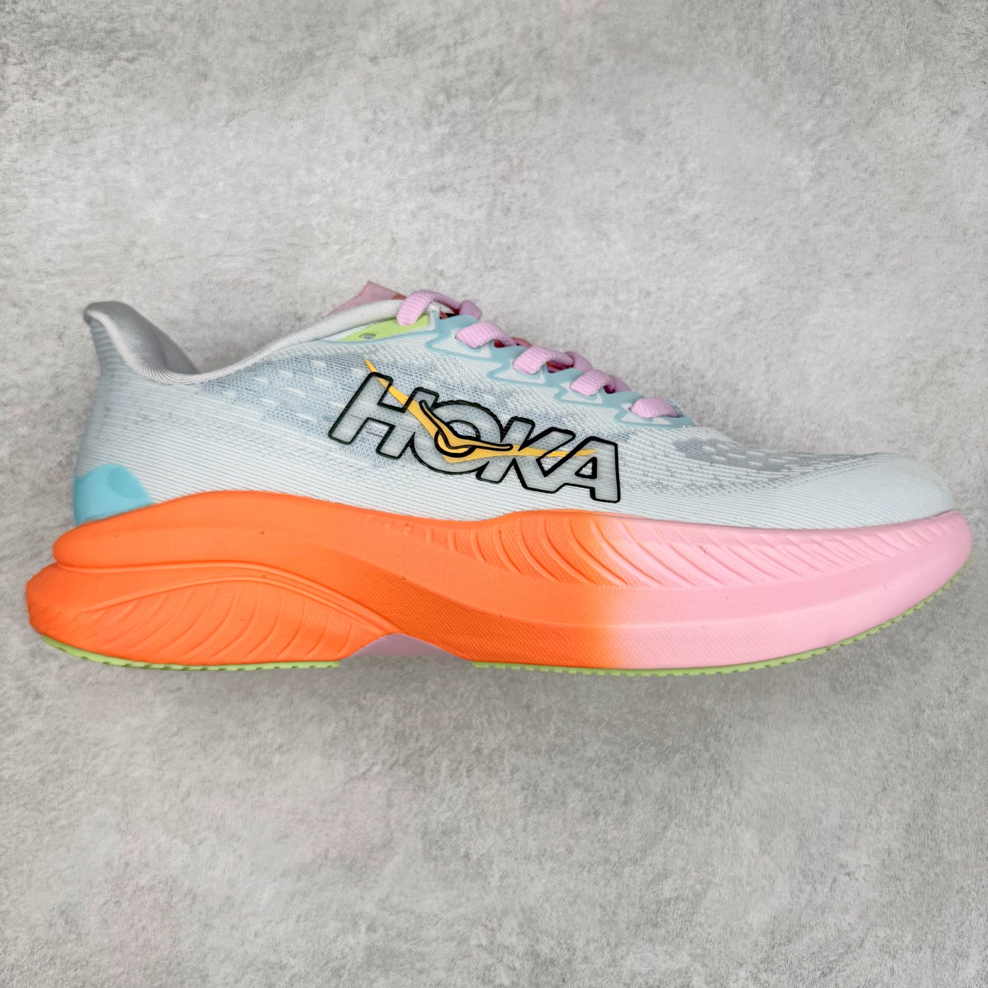 ＃特价福利 HOKA ONE ONE MACH 马赫6 柔软舒适Y2K复古跑鞋防滑耐磨低帮跑步鞋 鞋面上部使用了编织紧密的单层提花网纱（Creel Jacquard）针织技术，虽然初穿时中足部位包裹稍显紧绷，但在几次穿着跑步后会好转，材料舒适贴合，无热点或刺激现象出现。鞋带系统标准配置，鞋带质量理想，鞋舌薄而填充少，内外两侧完全接合，能很好地包裹足部。Mach 6的中底摒弃了先前Mach 5所使用的PROFLY+双层中底和橡胶化泡沫，转而采用全新的SCF（超级临界泡沫）EVA材料，该材料为跑者提供了更明显的回弹感，在落地时能够快速反弹推离地面。相较于Mach 5的软弹着地感，Mach 6带来了一种显著不同的跑步体验。尺码：36 36.5 37.5 38 38.5 39 40 40.5 41 42 42.5 43 44 44.5 45-选品中心