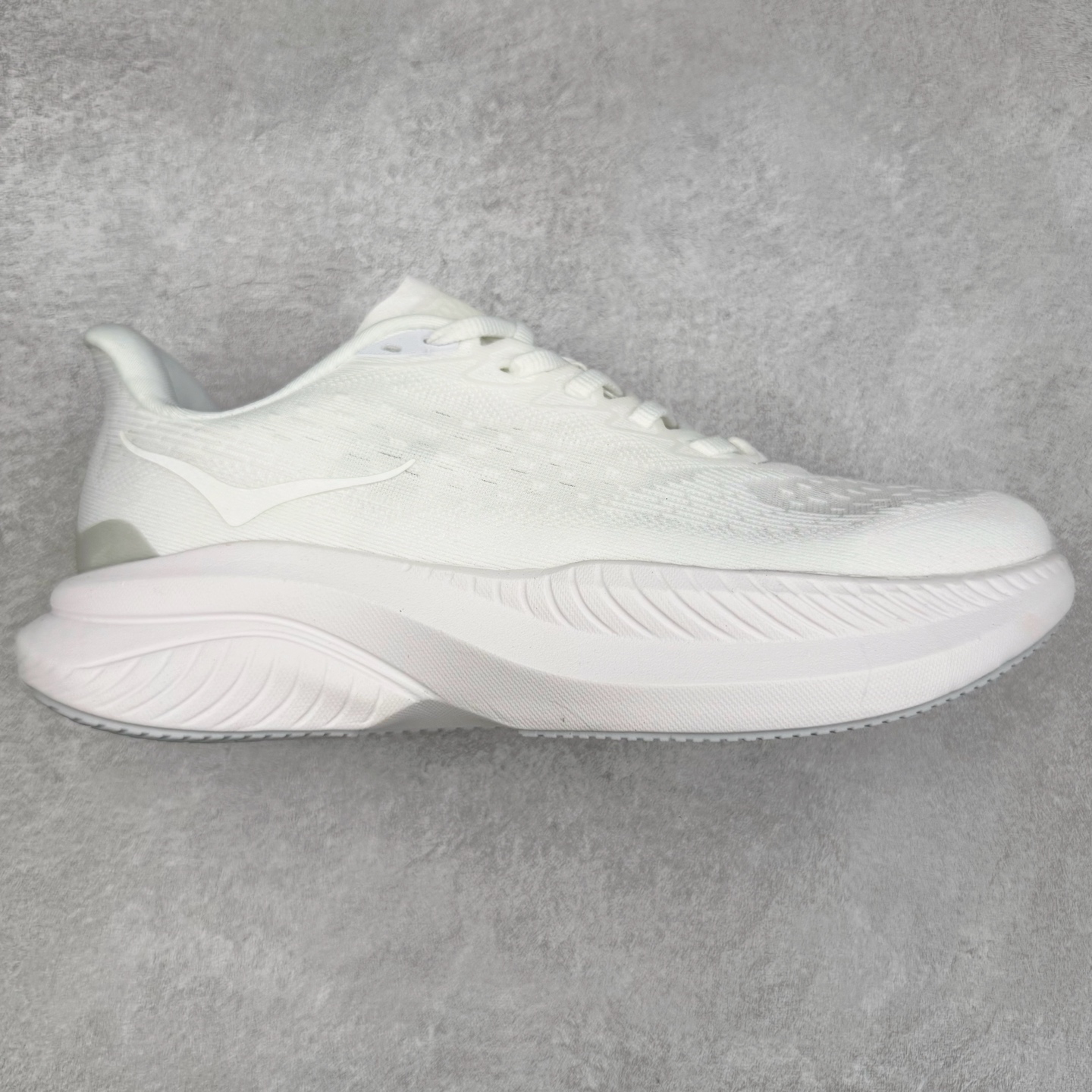 ＃特价福利 HOKA ONE ONE MACH 马赫6 柔软舒适Y2K复古跑鞋防滑耐磨低帮跑步鞋 鞋面上部使用了编织紧密的单层提花网纱（Creel Jacquard）针织技术，虽然初穿时中足部位包裹稍显紧绷，但在几次穿着跑步后会好转，材料舒适贴合，无热点或刺激现象出现。鞋带系统标准配置，鞋带质量理想，鞋舌薄而填充少，内外两侧完全接合，能很好地包裹足部。Mach 6的中底摒弃了先前Mach 5所使用的PROFLY+双层中底和橡胶化泡沫，转而采用全新的SCF（超级临界泡沫）EVA材料，该材料为跑者提供了更明显的回弹感，在落地时能够快速反弹推离地面。相较于Mach 5的软弹着地感，Mach 6带来了一种显著不同的跑步体验。尺码：36 36.5 37.5 38 38.5 39 40 40.5 41 42 42.5 43 44 44.5 45-选品中心