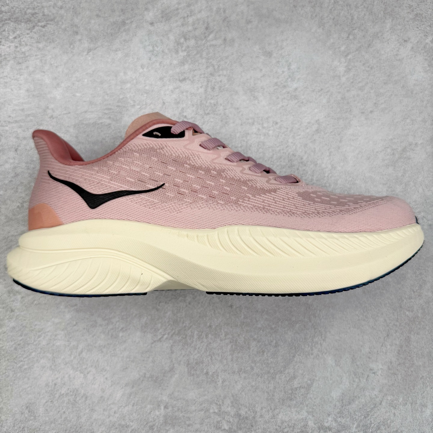 ＃特价福利 HOKA ONE ONE MACH 马赫6 柔软舒适Y2K复古跑鞋防滑耐磨低帮跑步鞋 鞋面上部使用了编织紧密的单层提花网纱（Creel Jacquard）针织技术，虽然初穿时中足部位包裹稍显紧绷，但在几次穿着跑步后会好转，材料舒适贴合，无热点或刺激现象出现。鞋带系统标准配置，鞋带质量理想，鞋舌薄而填充少，内外两侧完全接合，能很好地包裹足部。Mach 6的中底摒弃了先前Mach 5所使用的PROFLY+双层中底和橡胶化泡沫，转而采用全新的SCF（超级临界泡沫）EVA材料，该材料为跑者提供了更明显的回弹感，在落地时能够快速反弹推离地面。相较于Mach 5的软弹着地感，Mach 6带来了一种显著不同的跑步体验。尺码：36 36.5 37.5 38 38.5 39 40 40.5 41 42 42.5 43 44 44.5 45-选品中心