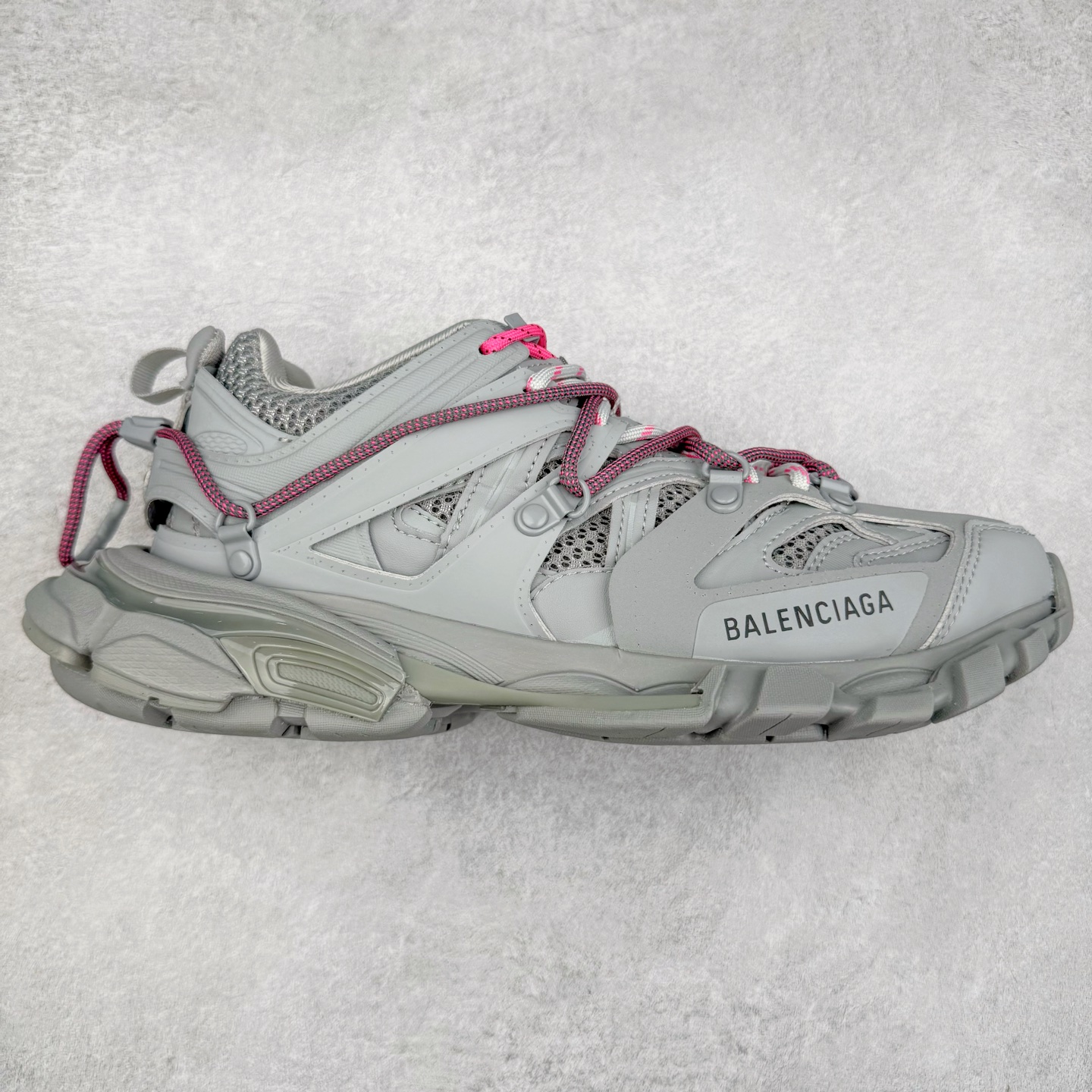 ＃VG零售版 BALENCIAGA Track 巴黎世家三代复古老爹鞋 全套原纸板楦头开发 最原汁原味的灵魂版型 全鞋荧光划线卡点 胶水把控整洁度追求极致完美 每一双都是工艺品 多重QC质检 超越公司货的品控标准 实实在在的免检产品 原盒原配 正确字体电绣 粗细、位置、大小正确 侧边TPU 透气孔匹配意产原版 正确气垫分离大底 TPU软底 原版一致大底LOGO 立体感十足 原厂皮料水洗做旧 采购原厂网纱 该款鞋采用网眼布和尼龙制成 不含皮革 鞋舌饰有Track.2橡胶品牌标识 外侧饰有橡胶品牌标识 泡沫后帮压印品牌标识 外底正面压印BB标识 由176块饰片拼接而成的铰接式鞋面 侧面配金属质感网眼布 内面配有额外金属光泽饰件 包含1副鞋带和1副备用鞋带 后帮配有拉环鞋提 动态鞋底设计 为双脚带来后续的助力 正常尺码 尺码：35 36 37 38 39 40 41 42 43 44 45 46-选品中心