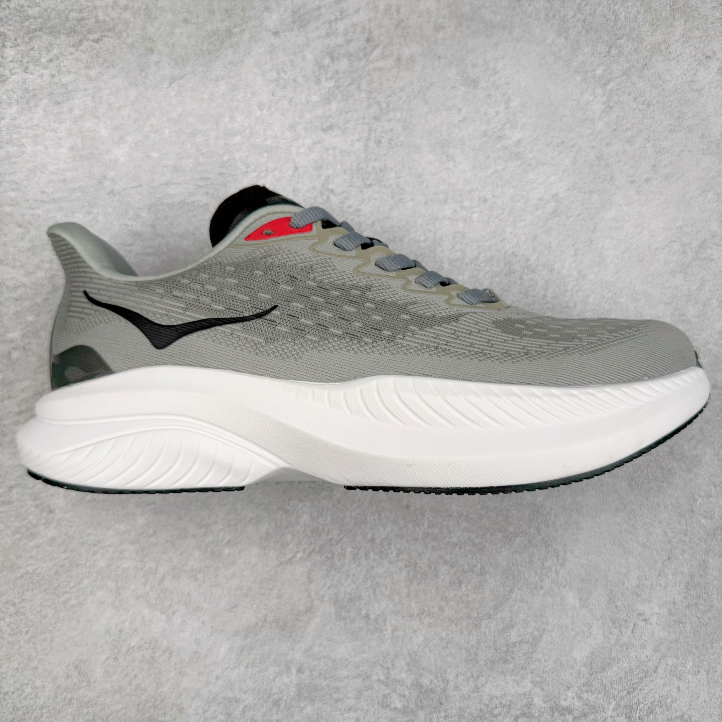 ＃特价福利 HOKA ONE ONE MACH 马赫6 柔软舒适Y2K复古跑鞋防滑耐磨低帮跑步鞋 鞋面上部使用了编织紧密的单层提花网纱（Creel Jacquard）针织技术，虽然初穿时中足部位包裹稍显紧绷，但在几次穿着跑步后会好转，材料舒适贴合，无热点或刺激现象出现。鞋带系统标准配置，鞋带质量理想，鞋舌薄而填充少，内外两侧完全接合，能很好地包裹足部。Mach 6的中底摒弃了先前Mach 5所使用的PROFLY+双层中底和橡胶化泡沫，转而采用全新的SCF（超级临界泡沫）EVA材料，该材料为跑者提供了更明显的回弹感，在落地时能够快速反弹推离地面。相较于Mach 5的软弹着地感，Mach 6带来了一种显著不同的跑步体验。尺码：36 36.5 37.5 38 38.5 39 40 40.5 41 42 42.5 43 44 44.5 45-选品中心