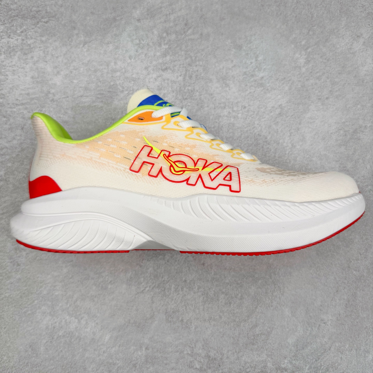 ＃特价福利 HOKA ONE ONE MACH 马赫6 柔软舒适Y2K复古跑鞋防滑耐磨低帮跑步鞋 鞋面上部使用了编织紧密的单层提花网纱（Creel Jacquard）针织技术，虽然初穿时中足部位包裹稍显紧绷，但在几次穿着跑步后会好转，材料舒适贴合，无热点或刺激现象出现。鞋带系统标准配置，鞋带质量理想，鞋舌薄而填充少，内外两侧完全接合，能很好地包裹足部。Mach 6的中底摒弃了先前Mach 5所使用的PROFLY+双层中底和橡胶化泡沫，转而采用全新的SCF（超级临界泡沫）EVA材料，该材料为跑者提供了更明显的回弹感，在落地时能够快速反弹推离地面。相较于Mach 5的软弹着地感，Mach 6带来了一种显著不同的跑步体验。尺码：36 36.5 37.5 38 38.5 39 40 40.5 41 42 42.5 43 44 44.5 45-选品中心