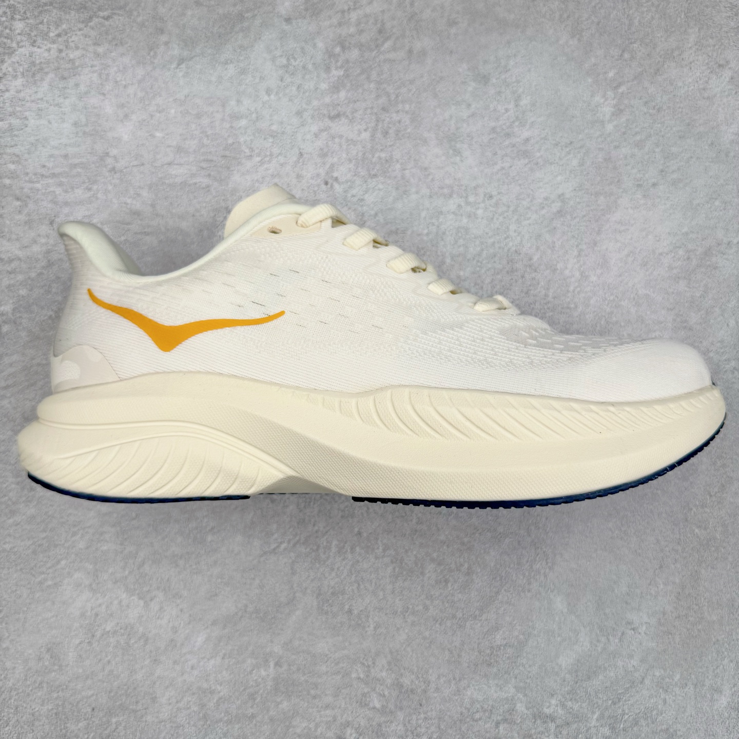 ＃特价福利 HOKA ONE ONE MACH 马赫6 柔软舒适Y2K复古跑鞋防滑耐磨低帮跑步鞋 鞋面上部使用了编织紧密的单层提花网纱（Creel Jacquard）针织技术，虽然初穿时中足部位包裹稍显紧绷，但在几次穿着跑步后会好转，材料舒适贴合，无热点或刺激现象出现。鞋带系统标准配置，鞋带质量理想，鞋舌薄而填充少，内外两侧完全接合，能很好地包裹足部。Mach 6的中底摒弃了先前Mach 5所使用的PROFLY+双层中底和橡胶化泡沫，转而采用全新的SCF（超级临界泡沫）EVA材料，该材料为跑者提供了更明显的回弹感，在落地时能够快速反弹推离地面。相较于Mach 5的软弹着地感，Mach 6带来了一种显著不同的跑步体验。尺码：36 36.5 37.5 38 38.5 39 40 40.5 41 42 42.5 43 44 44.5 45-选品中心