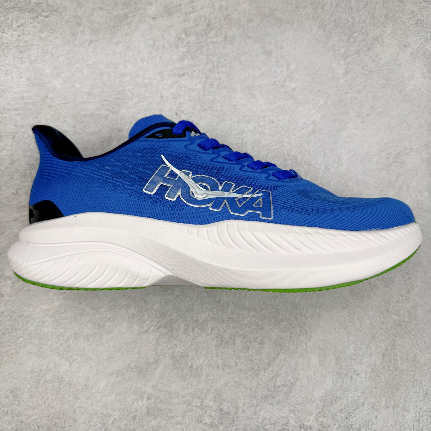 ＃特价福利 HOKA ONE ONE MACH 马赫6 柔软舒适Y2K复古跑鞋防滑耐磨低帮跑步鞋 鞋面上部使用了编织紧密的单层提花网纱（Creel Jacquard）针织技术，虽然初穿时中足部位包裹稍显紧绷，但在几次穿着跑步后会好转，材料舒适贴合，无热点或刺激现象出现。鞋带系统标准配置，鞋带质量理想，鞋舌薄而填充少，内外两侧完全接合，能很好地包裹足部。Mach 6的中底摒弃了先前Mach 5所使用的PROFLY+双层中底和橡胶化泡沫，转而采用全新的SCF（超级临界泡沫）EVA材料，该材料为跑者提供了更明显的回弹感，在落地时能够快速反弹推离地面。相较于Mach 5的软弹着地感，Mach 6带来了一种显著不同的跑步体验。尺码：36 36.5 37.5 38 38.5 39 40 40.5 41 42 42.5 43 44 44.5 45-选品中心