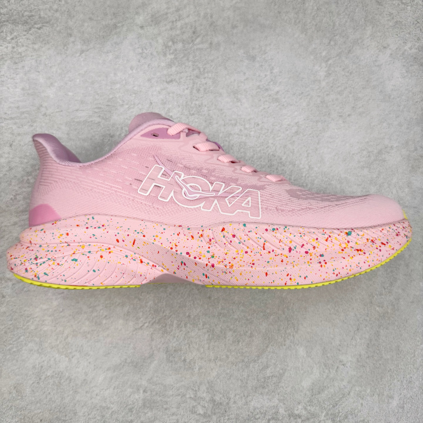 ＃特价福利 HOKA ONE ONE MACH 马赫6 柔软舒适Y2K复古跑鞋防滑耐磨低帮跑步鞋 鞋面上部使用了编织紧密的单层提花网纱（Creel Jacquard）针织技术，虽然初穿时中足部位包裹稍显紧绷，但在几次穿着跑步后会好转，材料舒适贴合，无热点或刺激现象出现。鞋带系统标准配置，鞋带质量理想，鞋舌薄而填充少，内外两侧完全接合，能很好地包裹足部。Mach 6的中底摒弃了先前Mach 5所使用的PROFLY+双层中底和橡胶化泡沫，转而采用全新的SCF（超级临界泡沫）EVA材料，该材料为跑者提供了更明显的回弹感，在落地时能够快速反弹推离地面。相较于Mach 5的软弹着地感，Mach 6带来了一种显著不同的跑步体验。尺码：36 36.5 37.5 38 38.5 39 40 40.5 41 42 42.5 43 44 44.5 45-选品中心