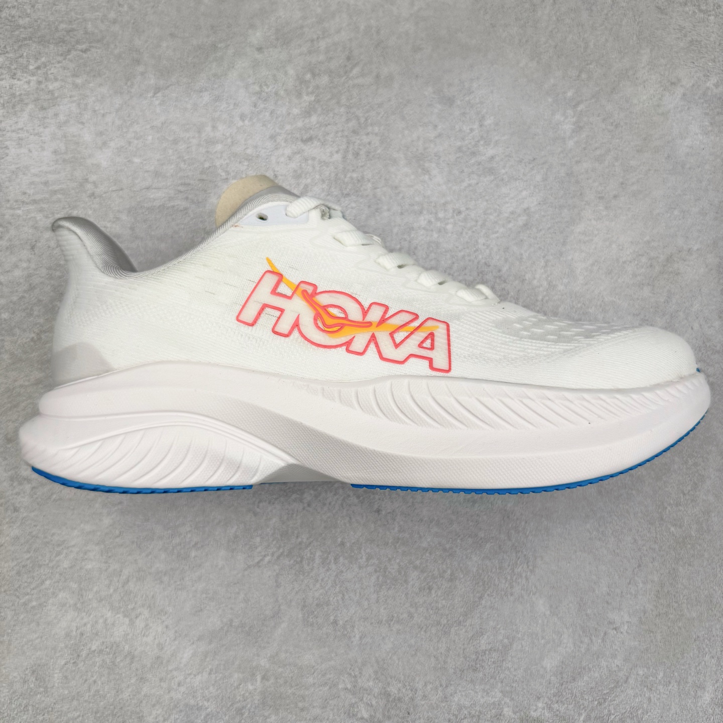 ＃特价福利 HOKA ONE ONE MACH 马赫6 柔软舒适Y2K复古跑鞋防滑耐磨低帮跑步鞋 鞋面上部使用了编织紧密的单层提花网纱（Creel Jacquard）针织技术，虽然初穿时中足部位包裹稍显紧绷，但在几次穿着跑步后会好转，材料舒适贴合，无热点或刺激现象出现。鞋带系统标准配置，鞋带质量理想，鞋舌薄而填充少，内外两侧完全接合，能很好地包裹足部。Mach 6的中底摒弃了先前Mach 5所使用的PROFLY+双层中底和橡胶化泡沫，转而采用全新的SCF（超级临界泡沫）EVA材料，该材料为跑者提供了更明显的回弹感，在落地时能够快速反弹推离地面。相较于Mach 5的软弹着地感，Mach 6带来了一种显著不同的跑步体验。尺码：36 36.5 37.5 38 38.5 39 40 40.5 41 42 42.5 43 44 44.5 45-选品中心