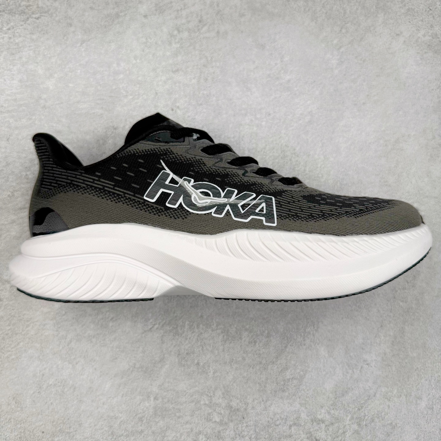 ＃特价福利 HOKA ONE ONE MACH 马赫6 柔软舒适Y2K复古跑鞋防滑耐磨低帮跑步鞋 鞋面上部使用了编织紧密的单层提花网纱（Creel Jacquard）针织技术，虽然初穿时中足部位包裹稍显紧绷，但在几次穿着跑步后会好转，材料舒适贴合，无热点或刺激现象出现。鞋带系统标准配置，鞋带质量理想，鞋舌薄而填充少，内外两侧完全接合，能很好地包裹足部。Mach 6的中底摒弃了先前Mach 5所使用的PROFLY+双层中底和橡胶化泡沫，转而采用全新的SCF（超级临界泡沫）EVA材料，该材料为跑者提供了更明显的回弹感，在落地时能够快速反弹推离地面。相较于Mach 5的软弹着地感，Mach 6带来了一种显著不同的跑步体验。尺码：36 36.5 37.5 38 38.5 39 40 40.5 41 42 42.5 43 44 44.5 45-选品中心