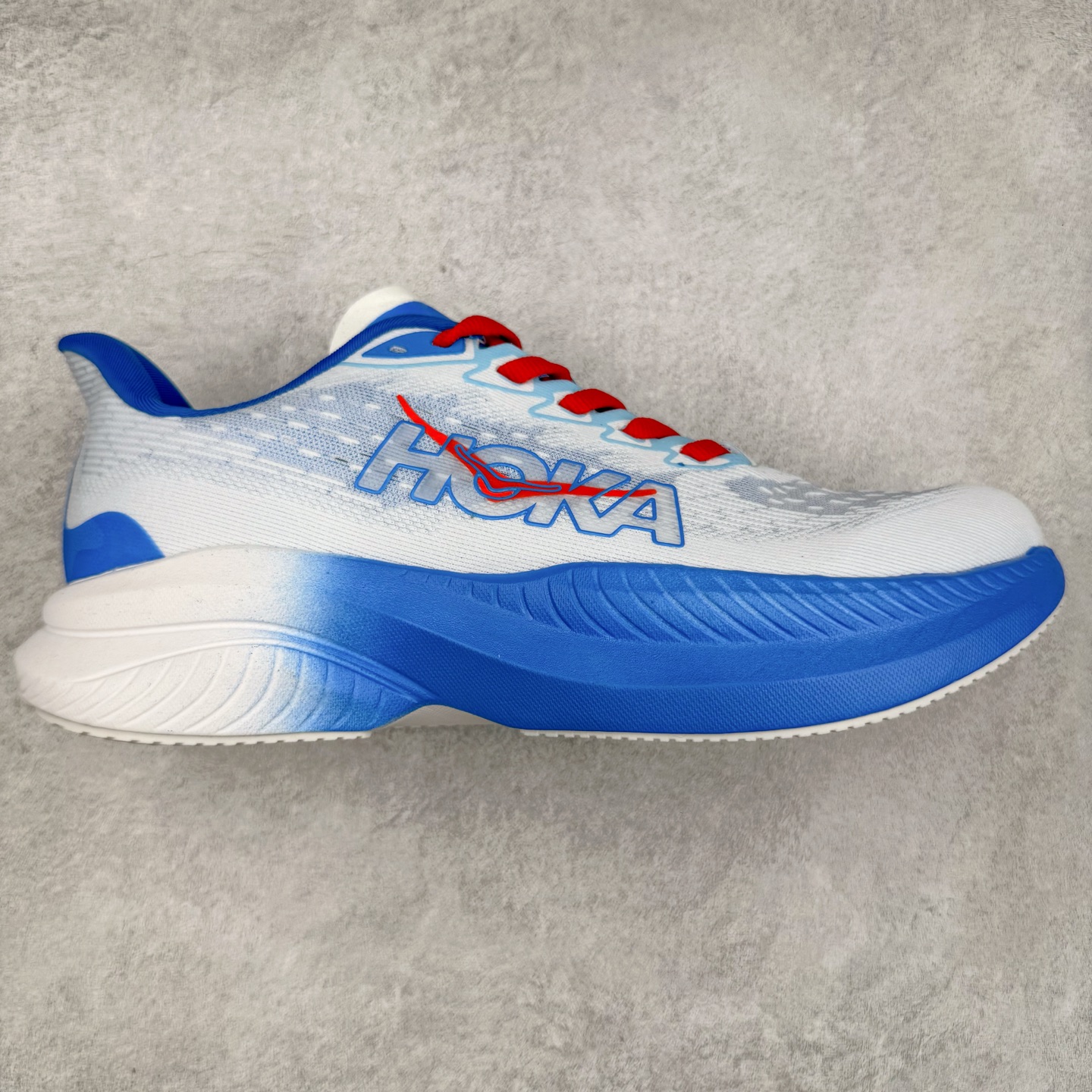 ＃特价福利 HOKA ONE ONE MACH 马赫6 柔软舒适Y2K复古跑鞋防滑耐磨低帮跑步鞋 鞋面上部使用了编织紧密的单层提花网纱（Creel Jacquard）针织技术，虽然初穿时中足部位包裹稍显紧绷，但在几次穿着跑步后会好转，材料舒适贴合，无热点或刺激现象出现。鞋带系统标准配置，鞋带质量理想，鞋舌薄而填充少，内外两侧完全接合，能很好地包裹足部。Mach 6的中底摒弃了先前Mach 5所使用的PROFLY+双层中底和橡胶化泡沫，转而采用全新的SCF（超级临界泡沫）EVA材料，该材料为跑者提供了更明显的回弹感，在落地时能够快速反弹推离地面。相较于Mach 5的软弹着地感，Mach 6带来了一种显著不同的跑步体验。尺码：36 36.5 37.5 38 38.5 39 40 40.5 41 42 42.5 43 44 44.5 45-选品中心