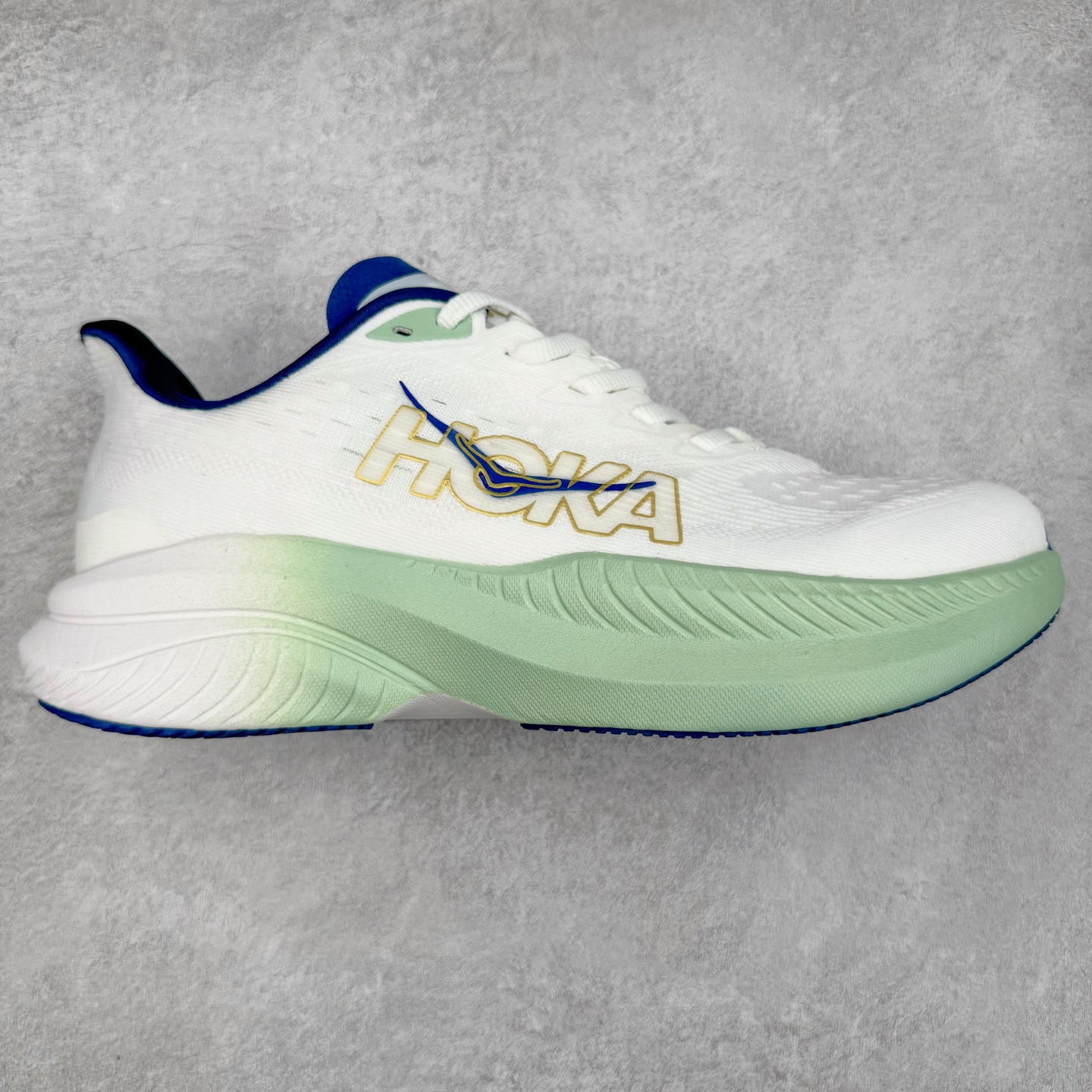 ＃特价福利 HOKA ONE ONE MACH 马赫6 柔软舒适Y2K复古跑鞋防滑耐磨低帮跑步鞋 鞋面上部使用了编织紧密的单层提花网纱（Creel Jacquard）针织技术，虽然初穿时中足部位包裹稍显紧绷，但在几次穿着跑步后会好转，材料舒适贴合，无热点或刺激现象出现。鞋带系统标准配置，鞋带质量理想，鞋舌薄而填充少，内外两侧完全接合，能很好地包裹足部。Mach 6的中底摒弃了先前Mach 5所使用的PROFLY+双层中底和橡胶化泡沫，转而采用全新的SCF（超级临界泡沫）EVA材料，该材料为跑者提供了更明显的回弹感，在落地时能够快速反弹推离地面。相较于Mach 5的软弹着地感，Mach 6带来了一种显著不同的跑步体验。尺码：36 36.5 37.5 38 38.5 39 40 40.5 41 42 42.5 43 44 44.5 45-选品中心