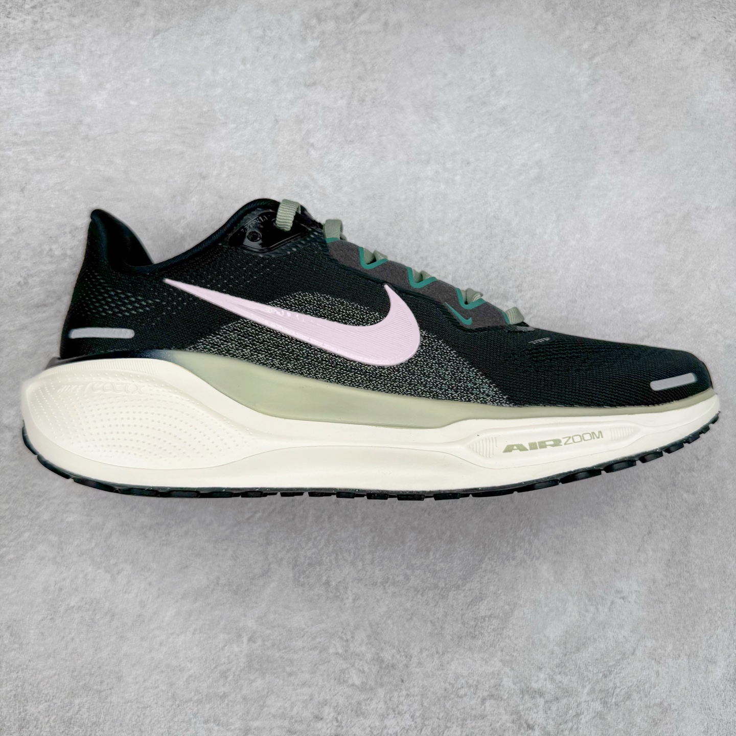 ＃TG纯原 NK Zoom Pegasus 飞马41代马拉松系列网面透气缓震疾速跑鞋 独家渠道 市面未流通批次 奥莱直播间499 599一样的东西 碾压市面现存所有版本 公司一样的东西 超值回馈 帮你省钱 拥有 Zoom Air 一如既往的稳定感和流畅感 鞋面采用工程网眼设计 为特定高热区域营造出色透气性 进一步增加鞋面的穿孔数量 让足部能够快速散热 中足搭配 Flywire 飞线 在高速运动时营造舒适稳定的贴合感 内置Zoon气垫加持 动力十足 尺码：36 36.5 37.5 38 38.5 39 40 40.5 41 42 42.5 43 44 44.5 45-选品中心