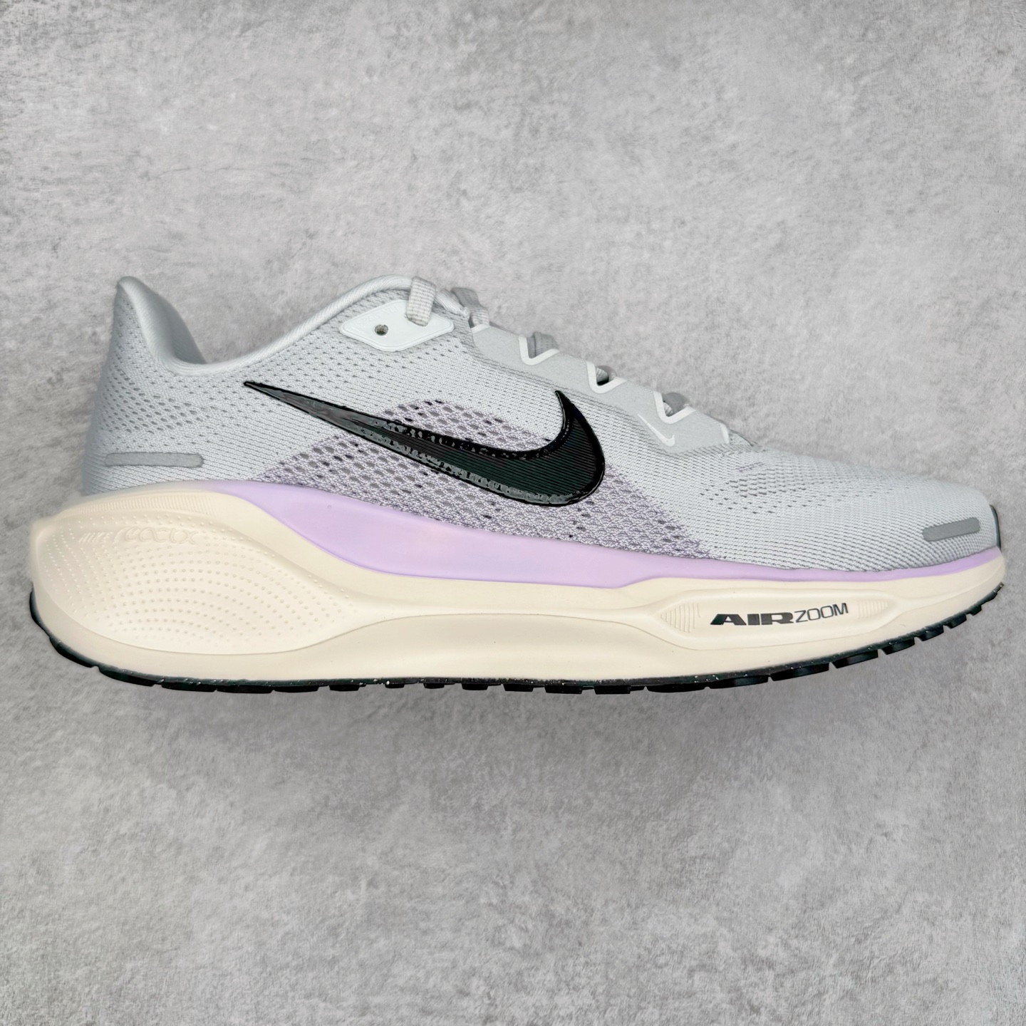 ＃TG纯原 NK Zoom Pegasus 飞马41代马拉松系列网面透气缓震疾速跑鞋 独家渠道 市面未流通批次 奥莱直播间499 599一样的东西 碾压市面现存所有版本 公司一样的东西 超值回馈 帮你省钱 拥有 Zoom Air 一如既往的稳定感和流畅感 鞋面采用工程网眼设计 为特定高热区域营造出色透气性 进一步增加鞋面的穿孔数量 让足部能够快速散热 中足搭配 Flywire 飞线 在高速运动时营造舒适稳定的贴合感 内置Zoon气垫加持 动力十足 尺码：36 36.5 37.5 38 38.5 39 40 40.5 41 42 42.5 43 44 44.5 45-选品中心