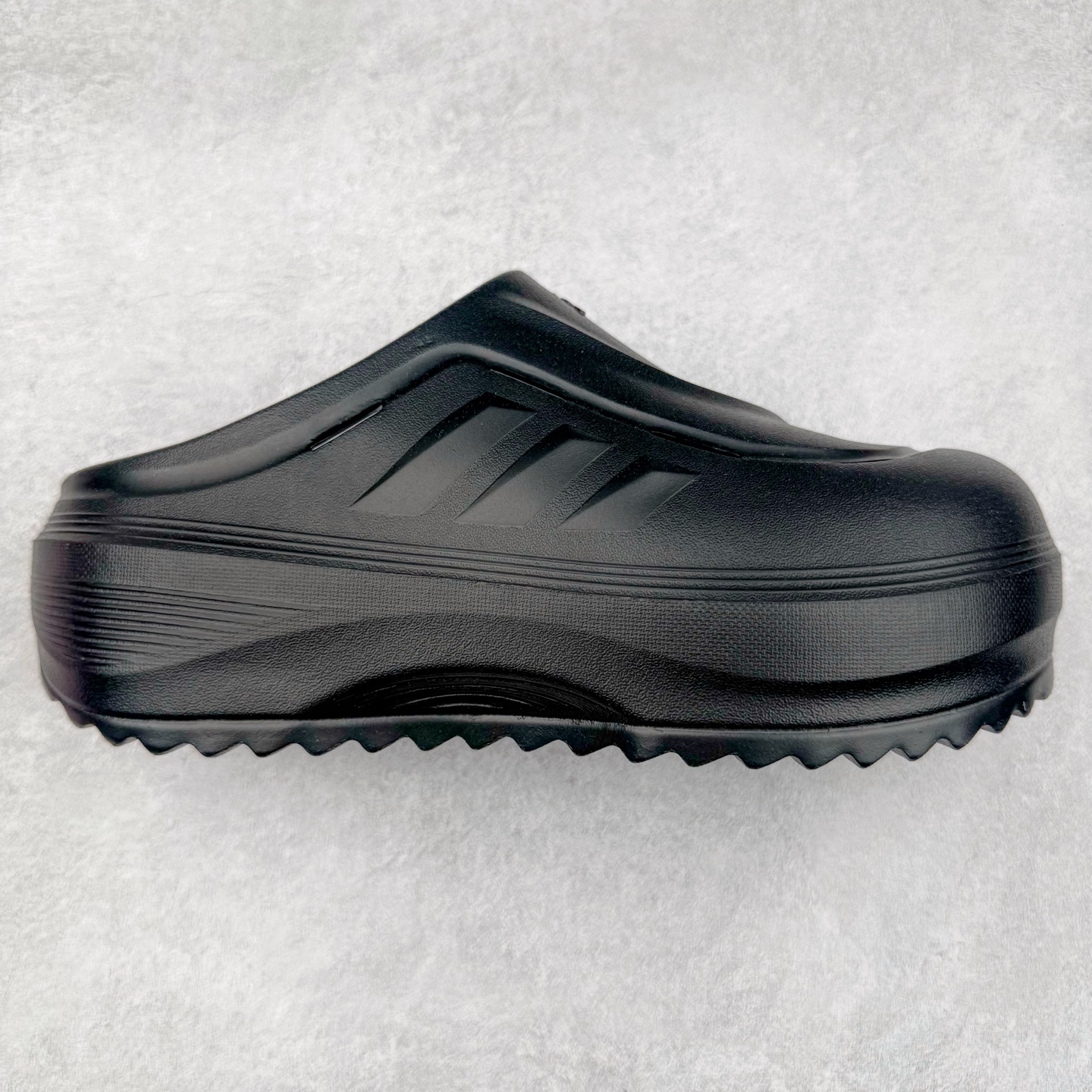 AD OZWAVE CLOG 舒适时尚防磨防滑包头洞洞鞋拖鞋 JR6761 设计灵感来源于经典复古鞋型 两侧三道杠、鞋面流畅的线条，勾勒出富有未来感的廓形。鞋面排布有透气孔，既保留了复古韵味，又不失夏日清凉。采用一脚蹬无鞋带的设计，像是户外涉水，城市通勤都能拿捏，并且也比较好打理。宽大的鞋底配合锯齿元素，极具造型感，满足防滑的同时，上脚也足够有辨识度。整双鞋是饱满的廓形轮廓，搭配厚底造型，除了对裤装有一定的承托作用，也有不俗的增高效果。尺码：36 36⅔ 37⅓ 38 38⅔ 39⅓ 40 40⅔ 41⅓ 42 42⅔ 43⅓ 44 45-选品中心