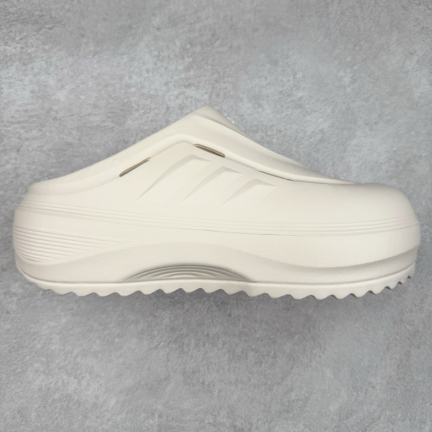 AD OZWAVE CLOG 舒适时尚防磨防滑包头洞洞鞋拖鞋 JR9272 设计灵感来源于经典复古鞋型 两侧三道杠、鞋面流畅的线条，勾勒出富有未来感的廓形。鞋面排布有透气孔，既保留了复古韵味，又不失夏日清凉。采用一脚蹬无鞋带的设计，像是户外涉水，城市通勤都能拿捏，并且也比较好打理。宽大的鞋底配合锯齿元素，极具造型感，满足防滑的同时，上脚也足够有辨识度。整双鞋是饱满的廓形轮廓，搭配厚底造型，除了对裤装有一定的承托作用，也有不俗的增高效果。尺码：36 36⅔ 37⅓ 38 38⅔ 39⅓ 40 40⅔ 41⅓ 42 42⅔ 43⅓ 44 45-选品中心