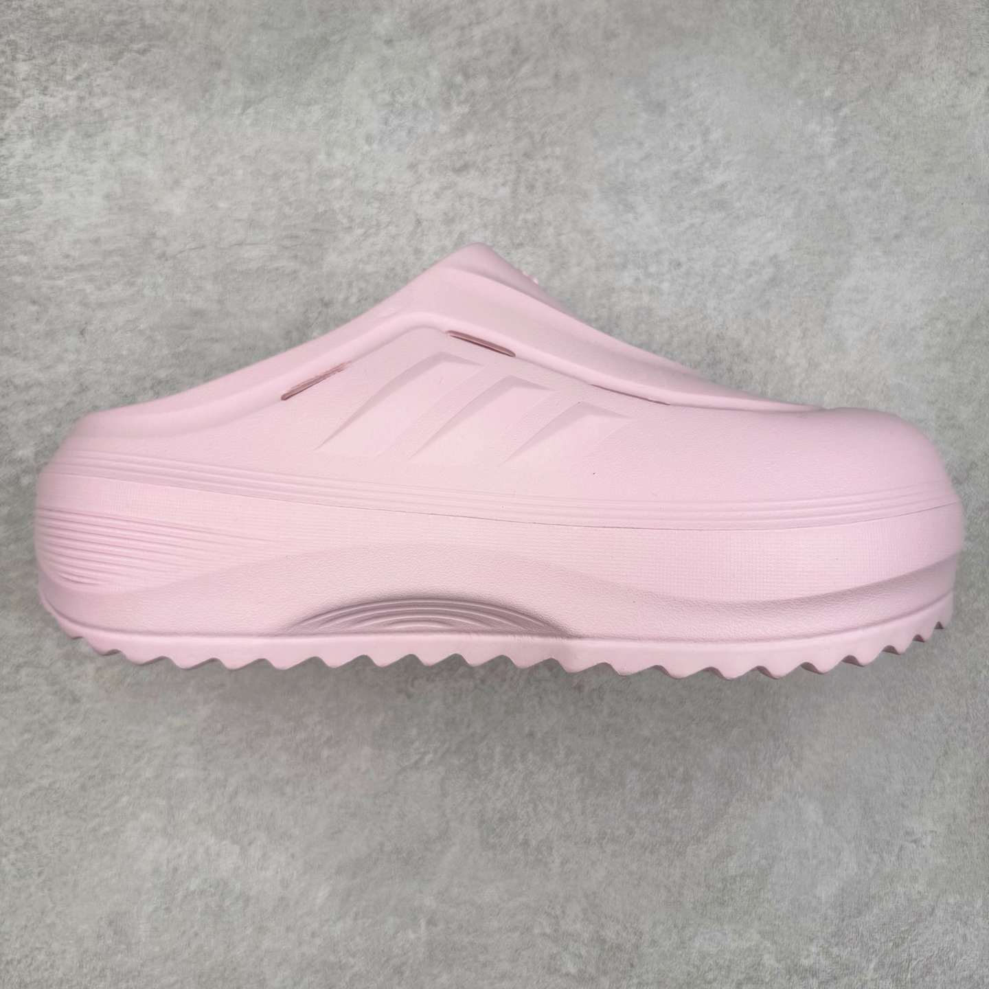 AD OZWAVE CLOG 舒适时尚防磨防滑包头洞洞鞋拖鞋 JR6756 设计灵感来源于经典复古鞋型 两侧三道杠、鞋面流畅的线条，勾勒出富有未来感的廓形。鞋面排布有透气孔，既保留了复古韵味，又不失夏日清凉。采用一脚蹬无鞋带的设计，像是户外涉水，城市通勤都能拿捏，并且也比较好打理。宽大的鞋底配合锯齿元素，极具造型感，满足防滑的同时，上脚也足够有辨识度。整双鞋是饱满的廓形轮廓，搭配厚底造型，除了对裤装有一定的承托作用，也有不俗的增高效果。尺码：36 36⅔ 37⅓ 38 38⅔ 39⅓ 40 40⅔ 41⅓ 42 42⅔ 43⅓ 44 45-选品中心