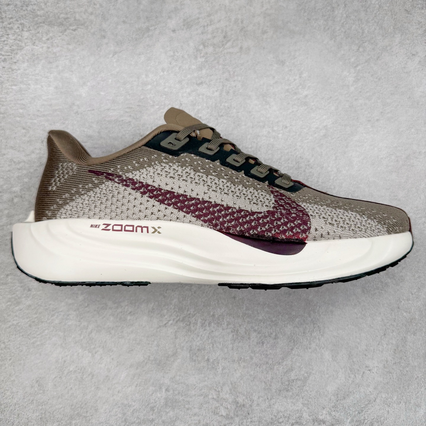 NK Zoom Pegasus Plus 超级飞马涡轮增压马拉松慢跑鞋 FQ7262 在设计上延续了原版鞋款的经典风格，向 Pegasus Turbo 致敬。鞋面采用 Flyknit 材质，巧妙地在不同区域实现紧密与松散的编织结合。标志性的尼龙中部条纹与原版 Turbo 设计呼应。原有的 Flywire 被内部毡织带替代。鞋领的衬垫和鞋跟支撑则为鞋面增添了完善的细节。与以往的 Turbo 型号采用双层泡沫不同，Pegasus Plus 使用了一体式 ZoomX 中底。鞋跟厚度为 35 毫米，前掌为 25 毫米，形成 10 毫米的落差，外底覆盖了大量橡胶，而 ZoomX 外露的部分也十分显眼。尺码：36 36.5 37.5 38 38.5 39 40 40.5 41 42 42.5 43 44 44.5 45-选品中心