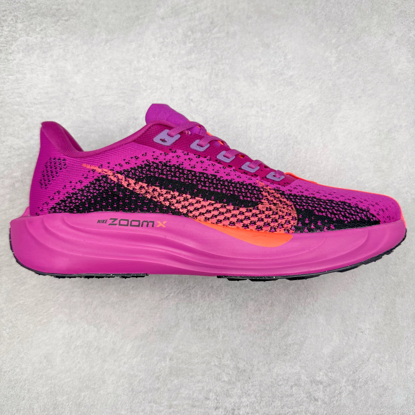 NK Zoom Pegasus Plus 超级飞马涡轮增压马拉松慢跑鞋 FQ7262 在设计上延续了原版鞋款的经典风格，向 Pegasus Turbo 致敬。鞋面采用 Flyknit 材质，巧妙地在不同区域实现紧密与松散的编织结合。标志性的尼龙中部条纹与原版 Turbo 设计呼应。原有的 Flywire 被内部毡织带替代。鞋领的衬垫和鞋跟支撑则为鞋面增添了完善的细节。与以往的 Turbo 型号采用双层泡沫不同，Pegasus Plus 使用了一体式 ZoomX 中底。鞋跟厚度为 35 毫米，前掌为 25 毫米，形成 10 毫米的落差，外底覆盖了大量橡胶，而 ZoomX 外露的部分也十分显眼。尺码：36 36.5 37.5 38 38.5 39 40 40.5 41 42 42.5 43 44 44.5 45-选品中心