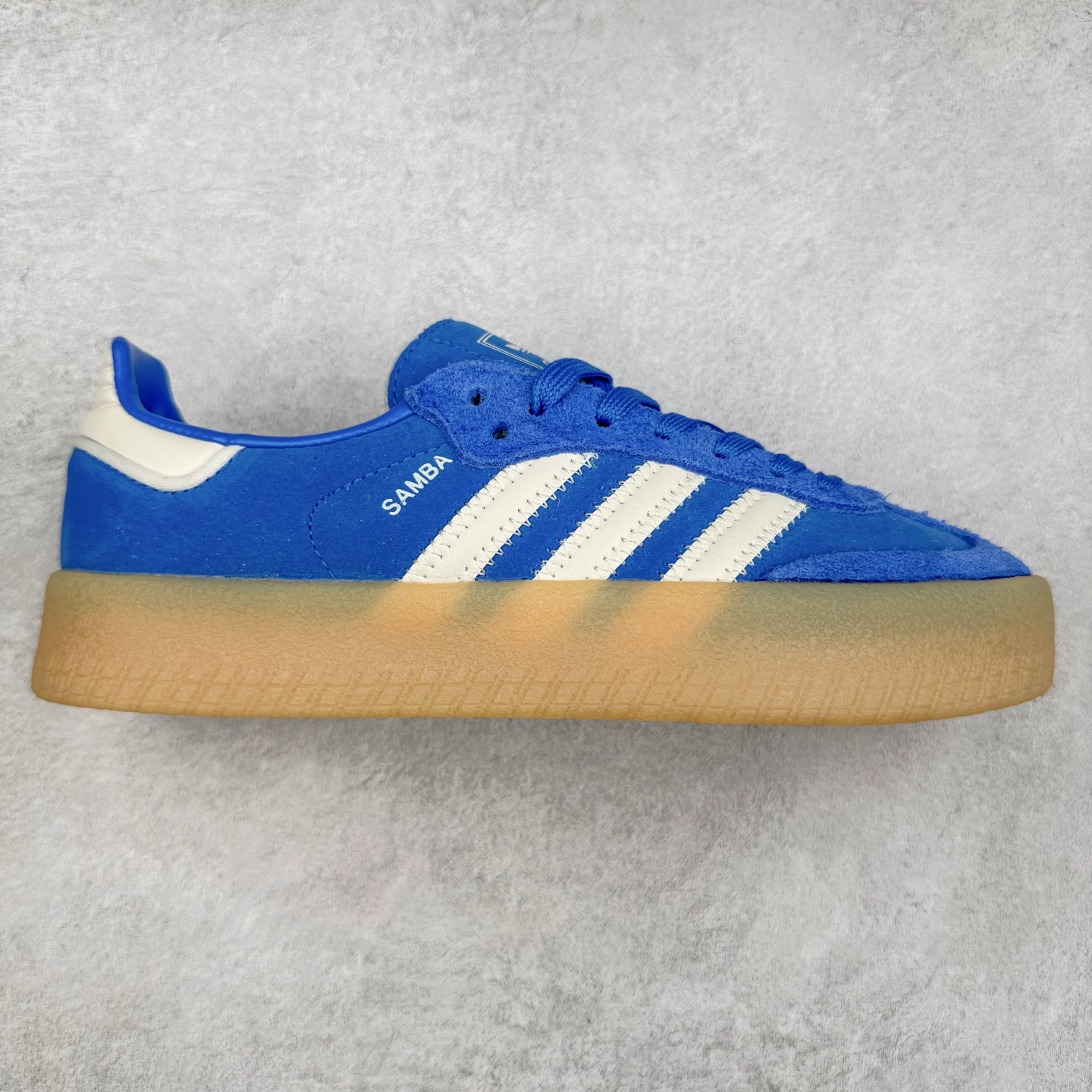AD Samba XLG 桑巴舞加大厚底版系列德训风百搭松糕休闲运动板鞋生胶底 JI2743 自Originals Samba成功借势Blokecore风潮一跃成为街头巷尾的焦点鞋款后,不论是围绕Samba本身打造的各式「变种版本」,还是以Samba为蓝本打造联名鞋款,都成为了时尚潮流人士日常穿搭首选。Samba XLG是adidas Originals不断扩展XLG系列的一部分,旨在与年轻文化相契合,迎合那些希望通过个性时尚表达自我而不愿牺牲舒适度的年轻群体。街头时尚领域的Gen Z特别偏爱宽松的穿着风格。Samba XLG针对这一点做了创新。它在延续Samba OG经典设计的基础上,迎合年轻群体的穿着习惯,重塑为宽大的鞋身比例轮廓以及加厚中底,让消费者轻松展示自己独特的风格。全新的Samba XLG系列不仅迎合了当下年轻群体的穿搭习惯,加宽了鞋身比例以及将中底进一步增厚,在视觉比例上更加饱满,同时还保留了经典Samba的细节,这样一来,鞋迷朋友在穿搭上不仅能更加个性化,而且还能延续一定的复古感受。尺码：36 36⅔ 37⅓ 38 38⅔ 39⅓ 40 40⅔ 41⅓ 42 42⅔ 43⅓ 44 45-选品中心