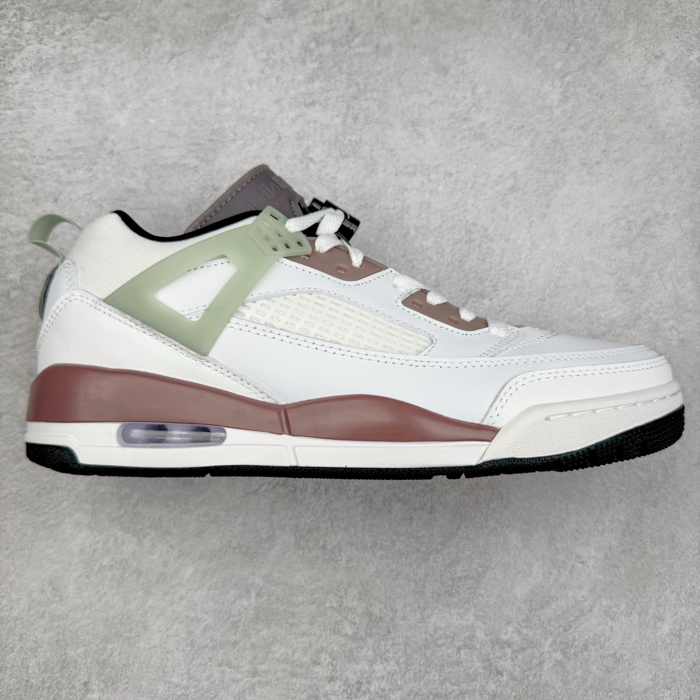 Jordan Spizike Low AJ复古低帮篮球鞋 HV5974-111 这款鞋子著名导演斯派克李的Jordan Spizike专属 预计于明年夏季推出全新低帮版本 将包括三款配色 经典爆裂纹非常复古 两款配色分别以大学红和黑曜石蓝进行区分 鞋身设计中依旧带有大象爆裂纹、鞋侧束带、塑胶网布等经典元素 之后 在鞋舌、内衬以及鞋底等位置缀以大学红和黑曜石蓝搭配 带来全新造型 尺码：36 36.5 37.5 38 38.5 39 40 40.5 41 42 42.5 43 44 44.5 45 46 47.5-选品中心