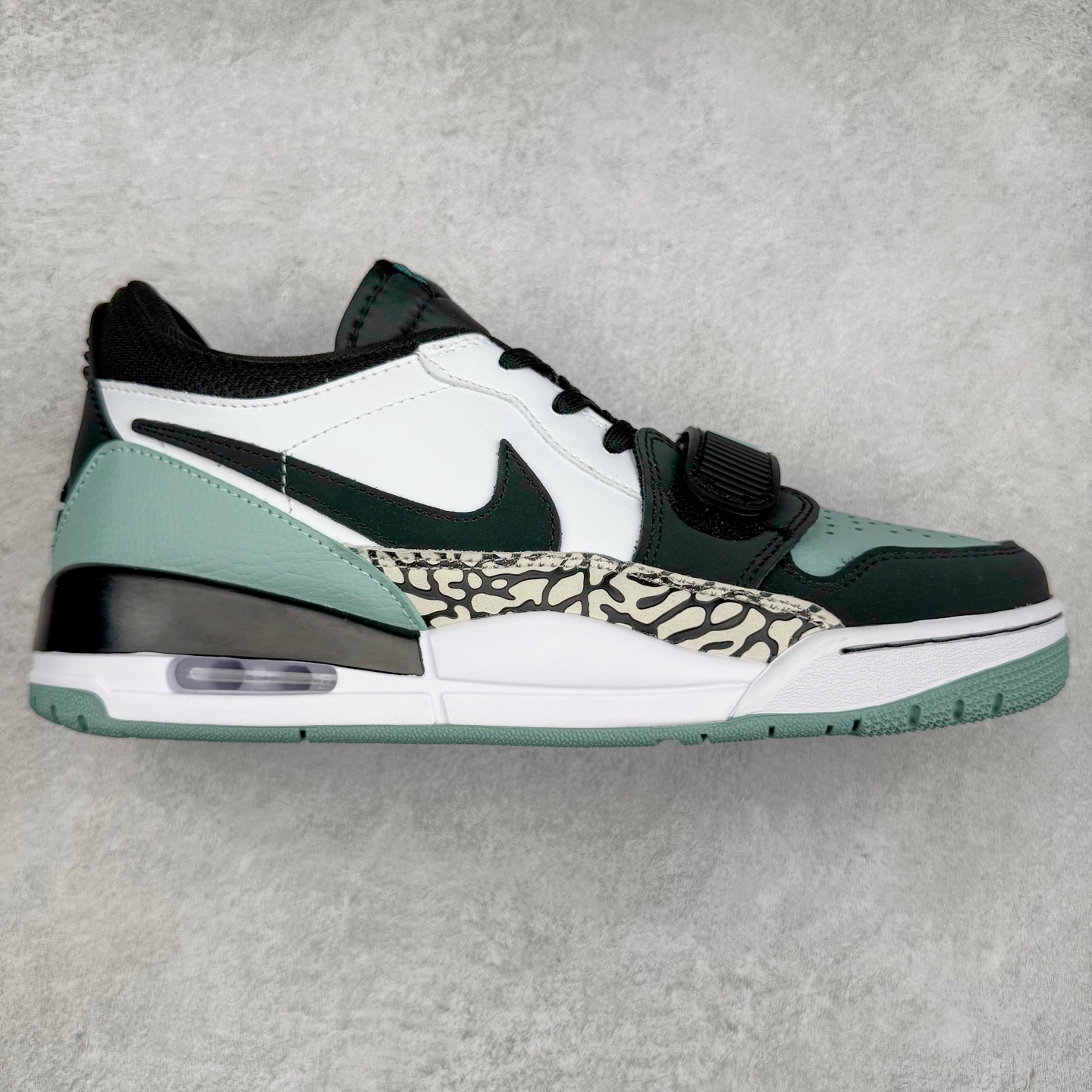 Air Jordan Legacy AJ312 低帮 CD7069-109 鞋身采用了皮革材质打造 横跨鞋面的魔术贴十分吸睛 侧面的Swoosh Logo的一部分被鞋面遮挡了一部分 颇具玩味 魔术贴上标有NK标识 而鞋舌上是Jordan的经典飞翼Logo 后跟和鞋底均采用了Air Jordan 3 的设计 后跟上同样也使用了经典的爆裂纹图案 尺码：36 36.5 37.5 38 38.5 39 40 40.5 41 42 42.5 43 44 44.5 45 46 47.5-选品中心