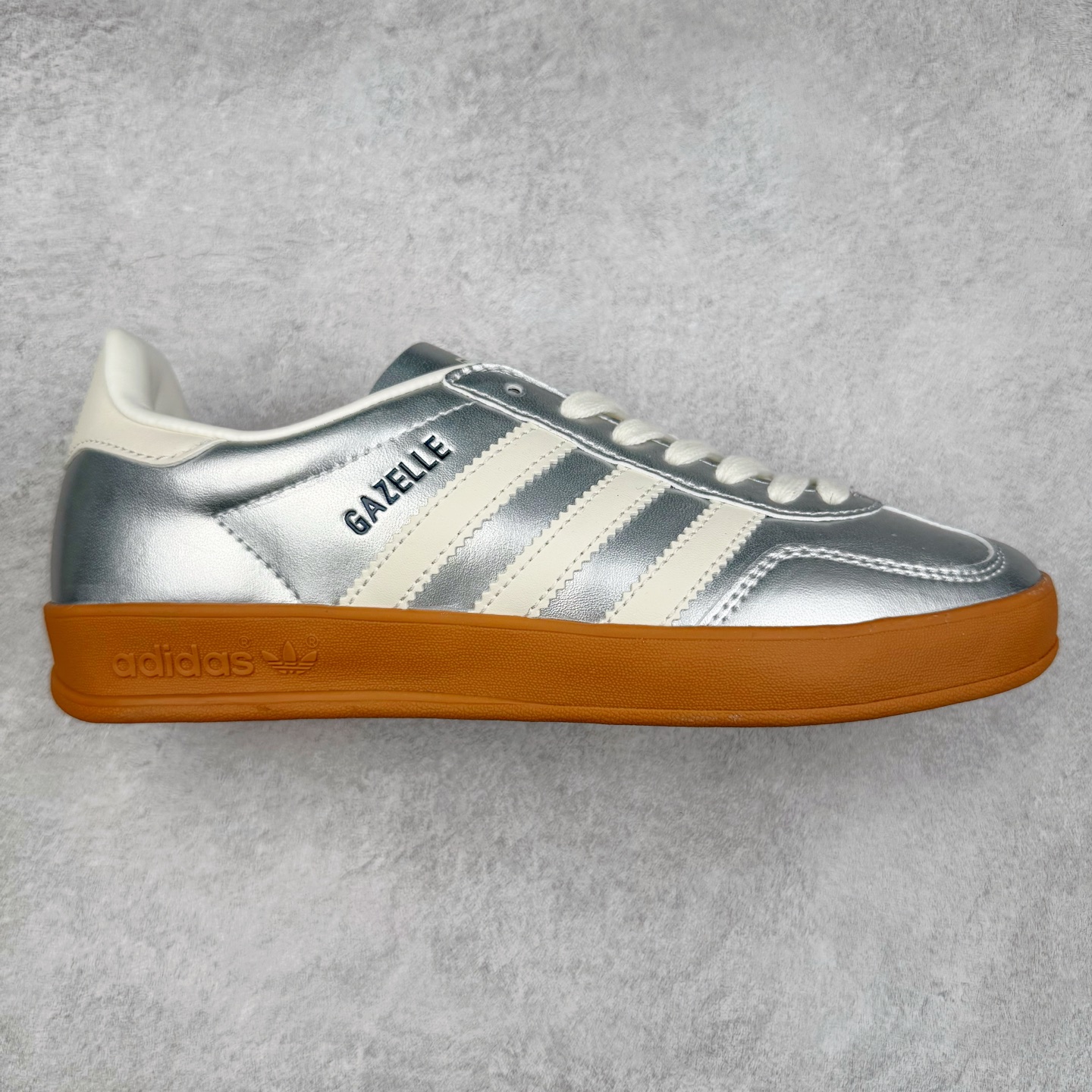 AD Gazelle Indoor Trainers 羚羊内训系列低帮复古百搭休闲运动德训风板鞋 JR1206 90年代经典的复刻版！自60年代以足球训练鞋面世以来,Gazelle就以其经典设计席卷全球。1991年版本的复刻,再造经典Gazelle。采用皮革打造,搭配浊色细节,让这款经典更加简约。尺码：36 36⅔ 37⅓ 38 38⅔ 39⅓ 40 40⅔ 41⅓ 42 42⅔ 43⅓ 44⅓ 44⅔ 45-选品中心