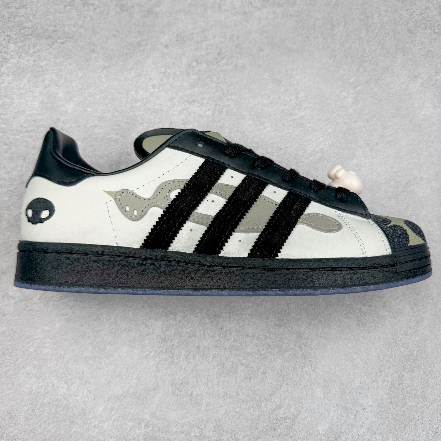 AD Originals Superstar 经典复古贝壳头板鞋 JQ7418 诞生于1969年 是第一双将全皮面鞋 身与橡胶鞋头结合在一起的低帮篮球鞋 Superstar最开始 是作为高帮篮球鞋Pro Model的低帮版本而出现的 但因为其独特和醒目的橡胶鞋头造型而让大家熟知 被大家形象地称为\\\”shelltoe\\\”贝壳头 在70年代的美国职业篮球场上 接近3/4的NBA球员都将这双Superstar作为场上用鞋 80年代之后 经过不断的改良和发展 Superstar逐渐成为横跨时装、音乐、街头文化、休闲和运动等各大领域的时尚潮鞋 尺码：36 36.5 37 38 38.5 39 40 40.5 41 42 42.5 43 44 44.5 45-选品中心