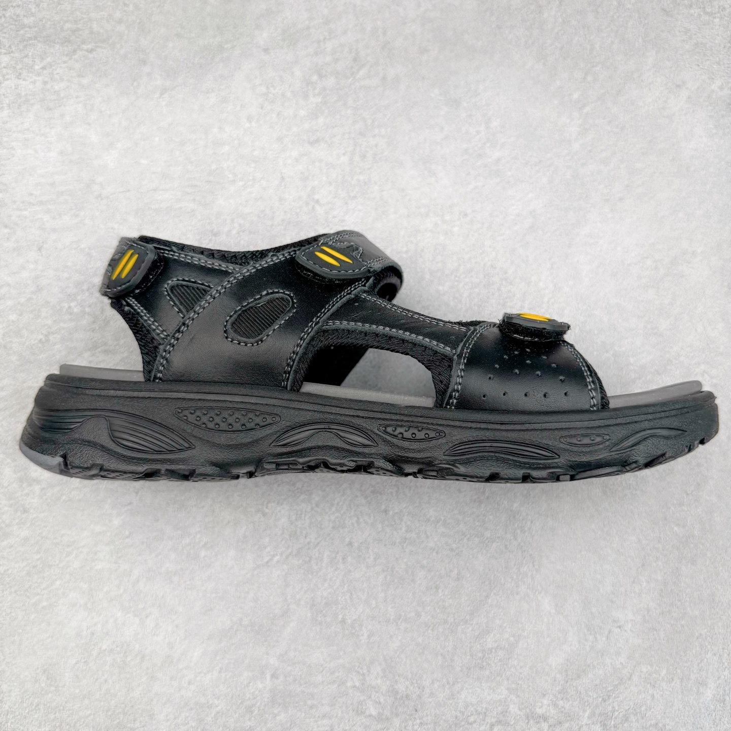 ECCO爱步运动凉鞋男款牛皮舒适沙滩凉鞋 越野系列 便捷魔术贴设计，可自由调节松紧，方便穿脱 鞋面采用ECCO家族工艺牛皮 纹理自然，细腻柔软 橡胶大底，抓地力强，具有良好的耐磨性 感受自然的生命力 追寻户外的热烈与自由 踩出轻盈步调 尺码：38 39 40 41 42 43 44 45（皮鞋码）-选品中心