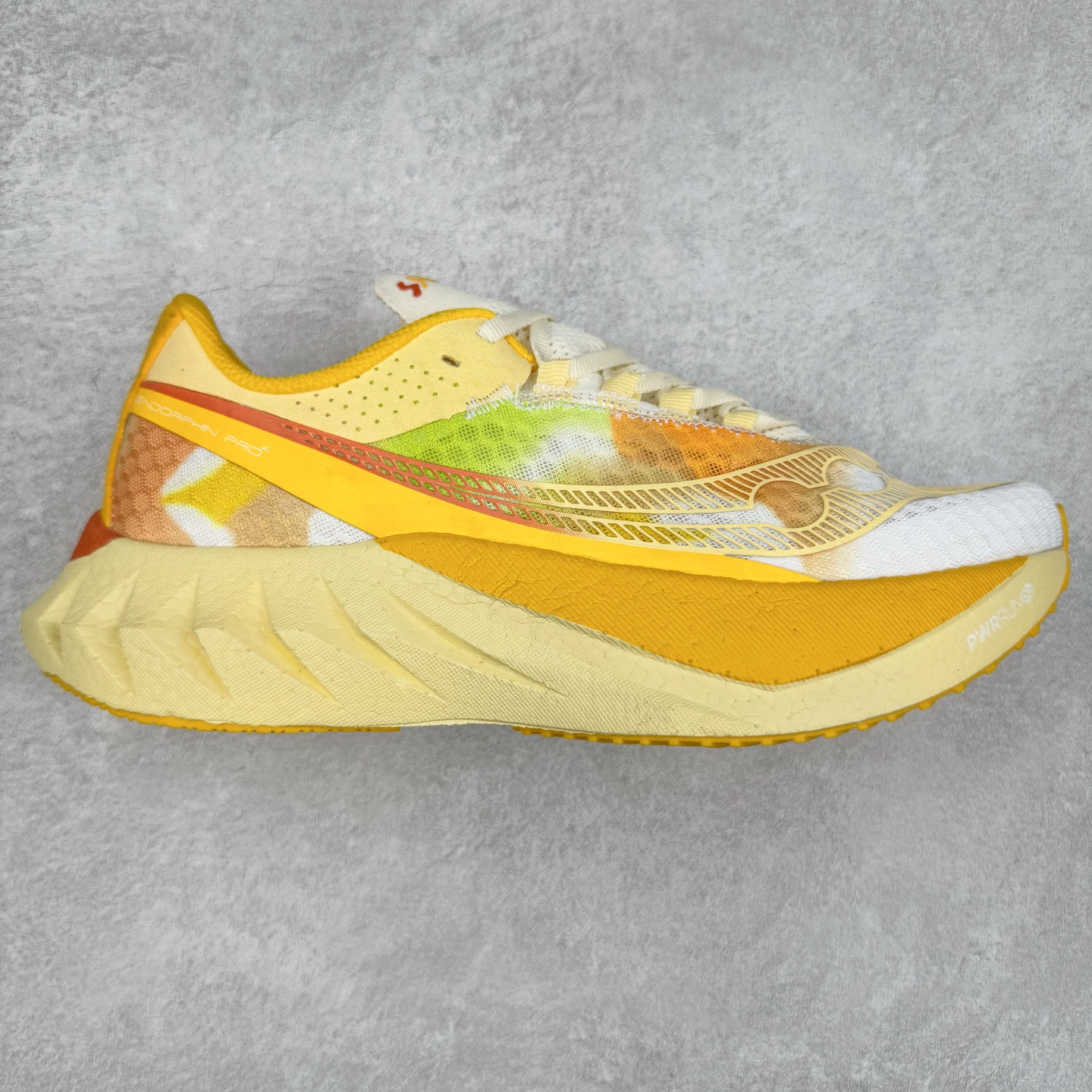 Saucony 索康尼ENDORPHIN Pro 啡速4 男女马拉松运动跑鞋 性能相比前几代再升级：鞋面采用全新升级的工学网设计 贴合脚部更透气 中底部分使用最新的PWRRUN+材质 搭配PWRRUN+鞋垫使中底的大幅加厚 10mm坡差进一步提供缓震、回弹性能 内底则采用了FORMFIT动态适应系统 动态契合脚型 提升包裹性和舒适性 提供更卓越的动态回馈体验 XT-900橡胶大底 可提供良好的抓地力和较强抗磨性能 尺码：36 36.5 37.5 38 38.5 39 40 40.5 41 42 42.5 43 44 44.5 45-选品中心