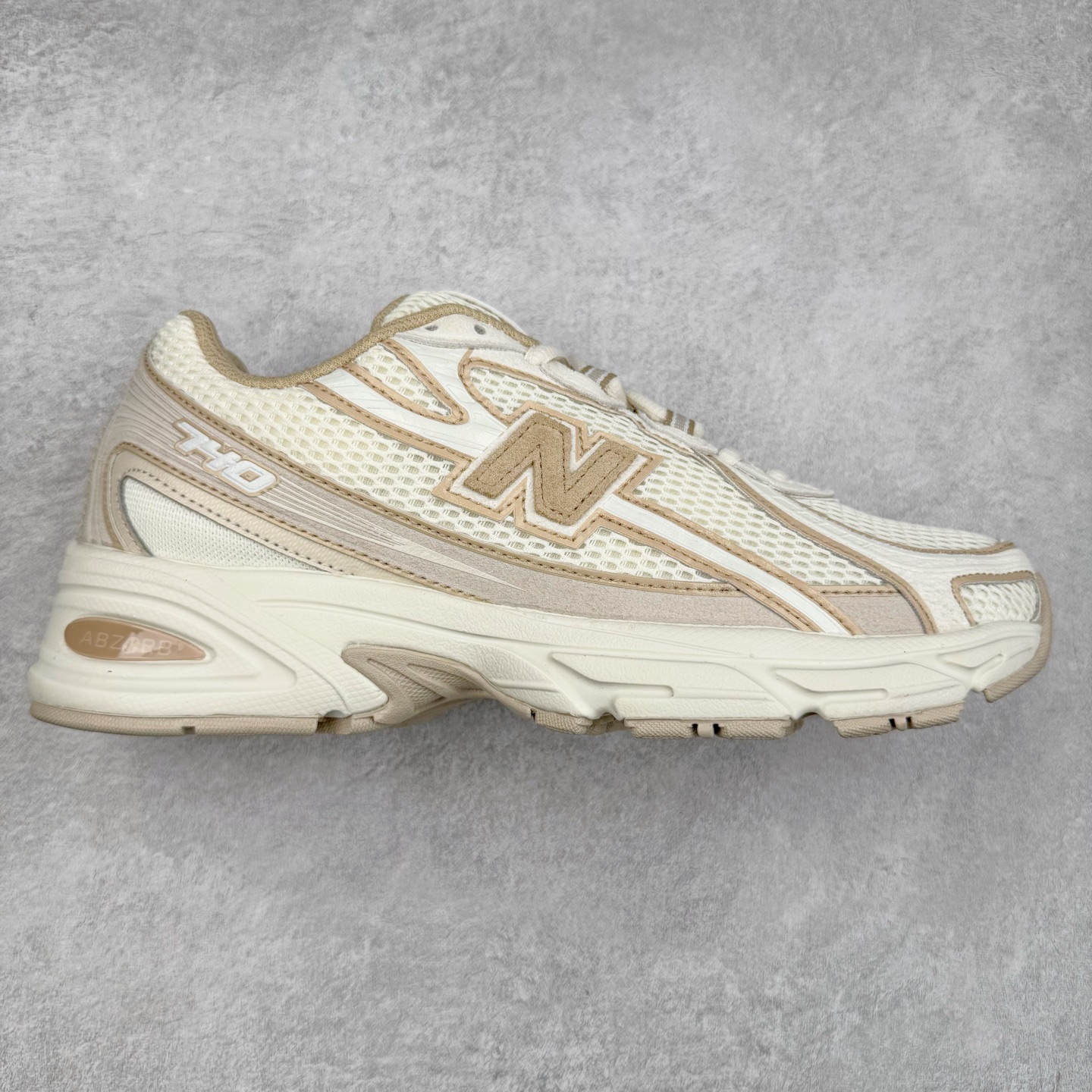 New Balance MR740 NB新百伦系列复古老爹风休闲运动慢跑鞋 采用轻质牛剖革拼接透气网眼衬垫织物鞋面材质 T-Beam大底提供足步弓支撑 保持步态稳定#后跟搭载外露缓震胶 鞋身整体以各种深浅不一的灰色覆盖 鞋头以淡蓝色调装饰，网眼衬垫通过不规律的色块实现做旧的美感 泛黄的鞋底更是进一步增添了复古气息 尺码：36 37 37.5 38 38.5 39.5 40 40.5 41.5 42 42.5 43 44 44.5 45-选品中心