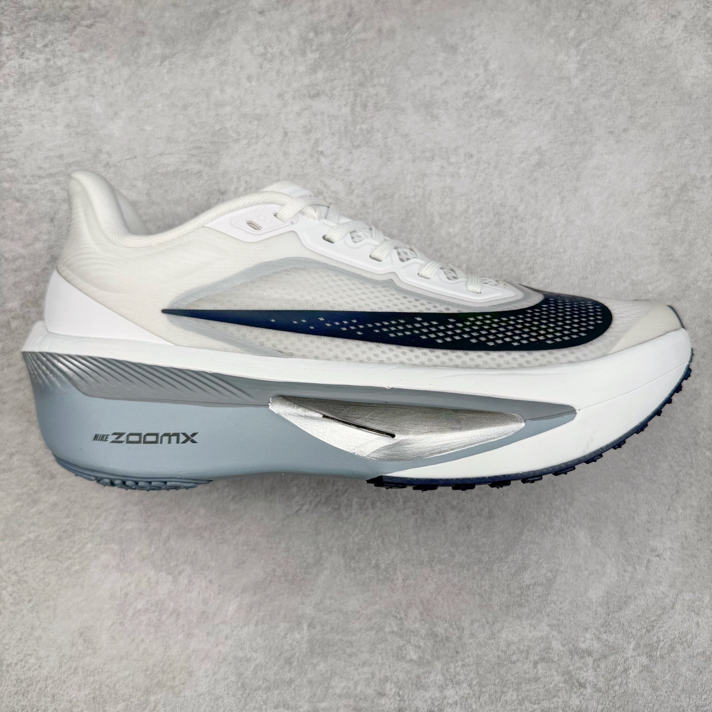 NK ZoomX Invincible Run Flyknit 6 轻量跑鞋 飞织低帮休闲运动慢跑鞋 厚底增高 老爹鞋 此鞋专为短跑运动员而生 是为 5 至 10 公里距离的赛事和训练打造 整体设计采用流线型的轻质工程网眼材质构成鞋面 并与其他 Running 旗舰鞋款同样搭载全脚掌 ZoomX 缓冲中底 搭配 Pebax 物料与橡胶外底 ZoomX StreakFly 首发配色以Prototype呈现 其灵感是来自开发期间的磨损测试 透过编号的标记与内侧的预期跑步距离突出研发过程 货号： FN8455-104 尺码：36 36.5 37.5 38 38.5 39 40 40.5 41 42 42.5 43 44 45-选品中心