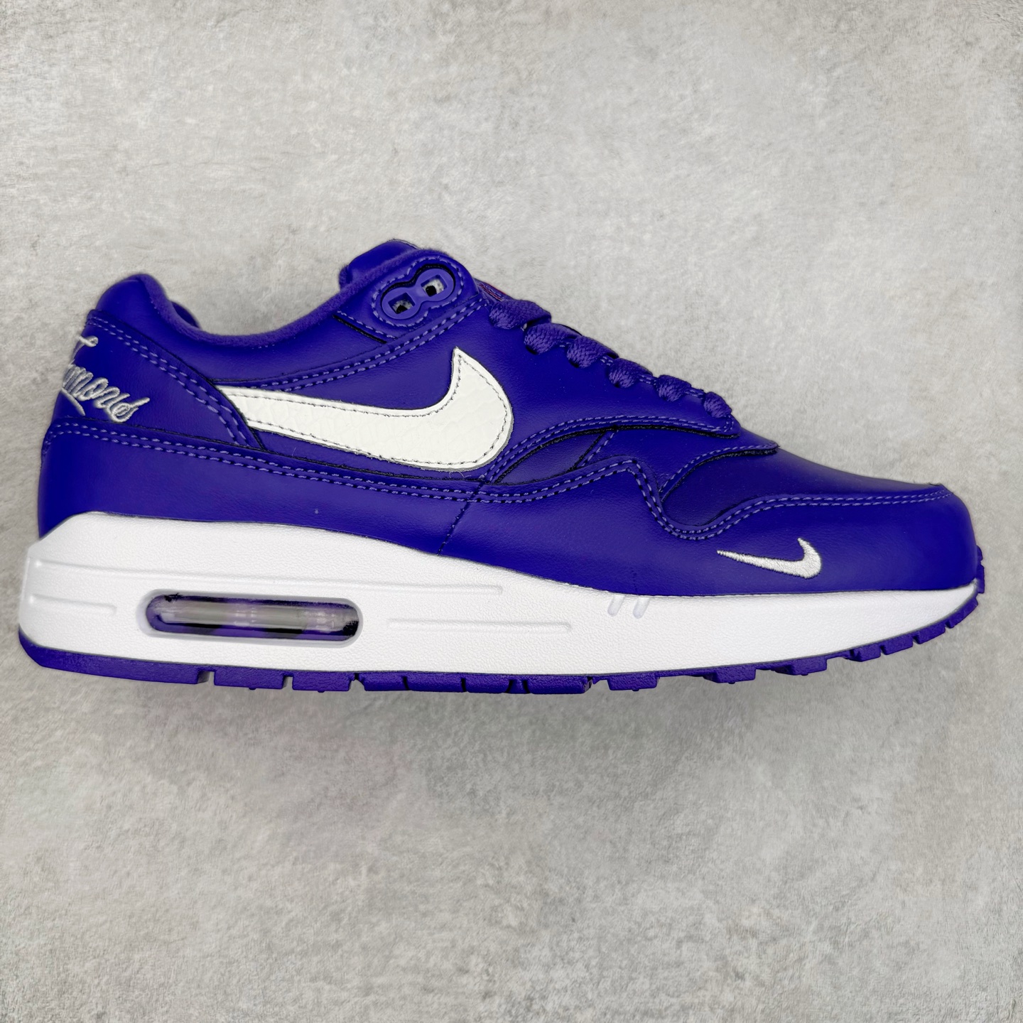 NK Air Max 1 初代复古气垫慢跑鞋 HF8813-500 由Tinker Hatfeld和Mark Parker在1987年设计 灵感来自于巴黎蓬皮杜中心 在参观了蓬皮杜中心之后提出了Air Max的标志性开窗可视气垫的理念 并将其实际开发成功 是NK史上第一双可视气垫跑鞋 凭借着Air Max气垫带来的舒适脚感和鞋面面料上的不断精进才使得Air Max 1在现如今都是复古慢跑鞋的首选 深厚的历史渊源 独特的流线形设计 极为复古的外观使得它深受鞋迷的喜爱 尺码：36 36.5 37.5 38 38.5 39 40 40.5 41 42 42.5 43 44 44.5 45-选品中心