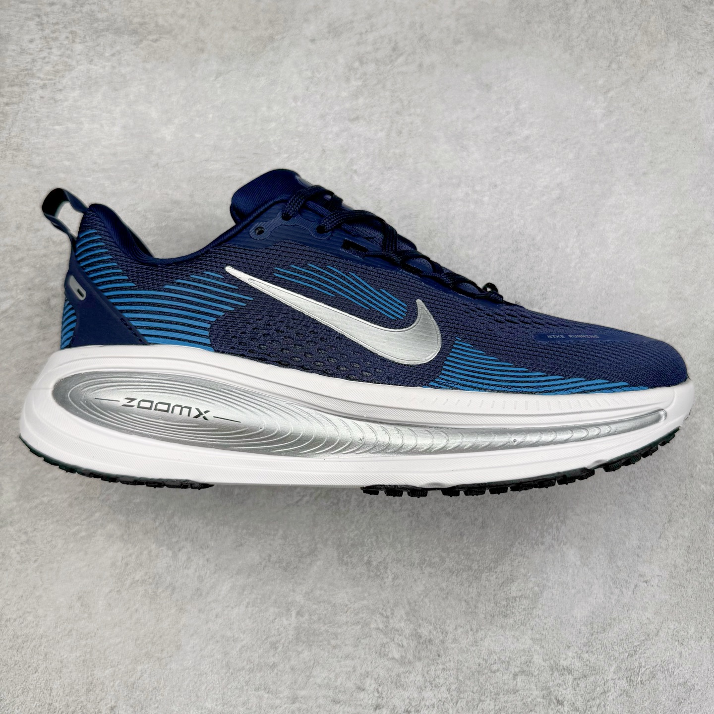 NK Air Zoom Vomero 18 轻便舒适公路跑步鞋 HM6806-108 质感柔软 弹力充沛 助力一路畅跑 乐享不停 厚实泡绵缔造舒适的回弹效果 铸就出色跑步表现 该鞋款轻盈透气 带你步入舒适新境界 疾速刺激感和非凡舒适脚感交织 定能让跑者在迈步间找到渴望已久的跑步乐趣 自如掌控跑步节奏、配速和里程 足底缓震配置赋予双足柔软舒适感受 助你一路畅跑 缓震设计 在双足触地时有助提供舒适脚感 搭载性能出众的 ZoomX 和 Cushlon 泡绵 营造柔软舒适脚感 助你稳稳迈步 基于跑者反馈 简化中底设计 带来出色舒适感 尺码：36 36.5 37.5 38 38.5 39 40 40.5 41 42 42.5 43 44 44.5 45-选品中心