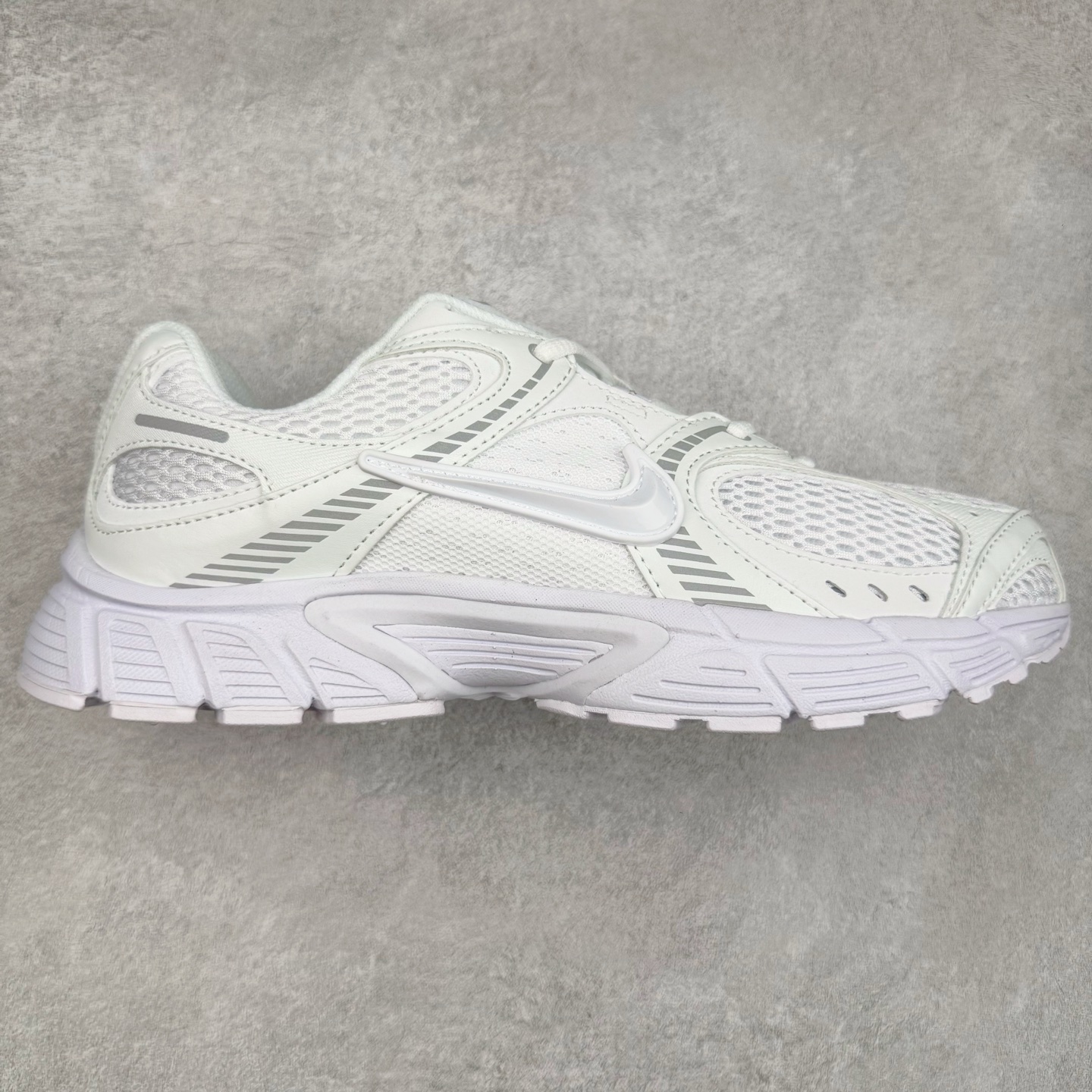 NK V5 RNR 舒适百搭防滑耐磨低帮跑步鞋 HJ5228-101 舒适有型适合日常穿着 该鞋款延续千禧年经典设计搭载泡绵中底 厚实而轻盈匠心细节巧搭立体耐克勾标志焕新演绎复古跑鞋 鞋款从千禧年美学汲取灵感 混搭多种材质突显层次感立体感和传统跑步风范 尺码:36 36.5 37.5 38 38.5 39 40 40.5 41 42 42.5 43 44 44.5 45-选品中心